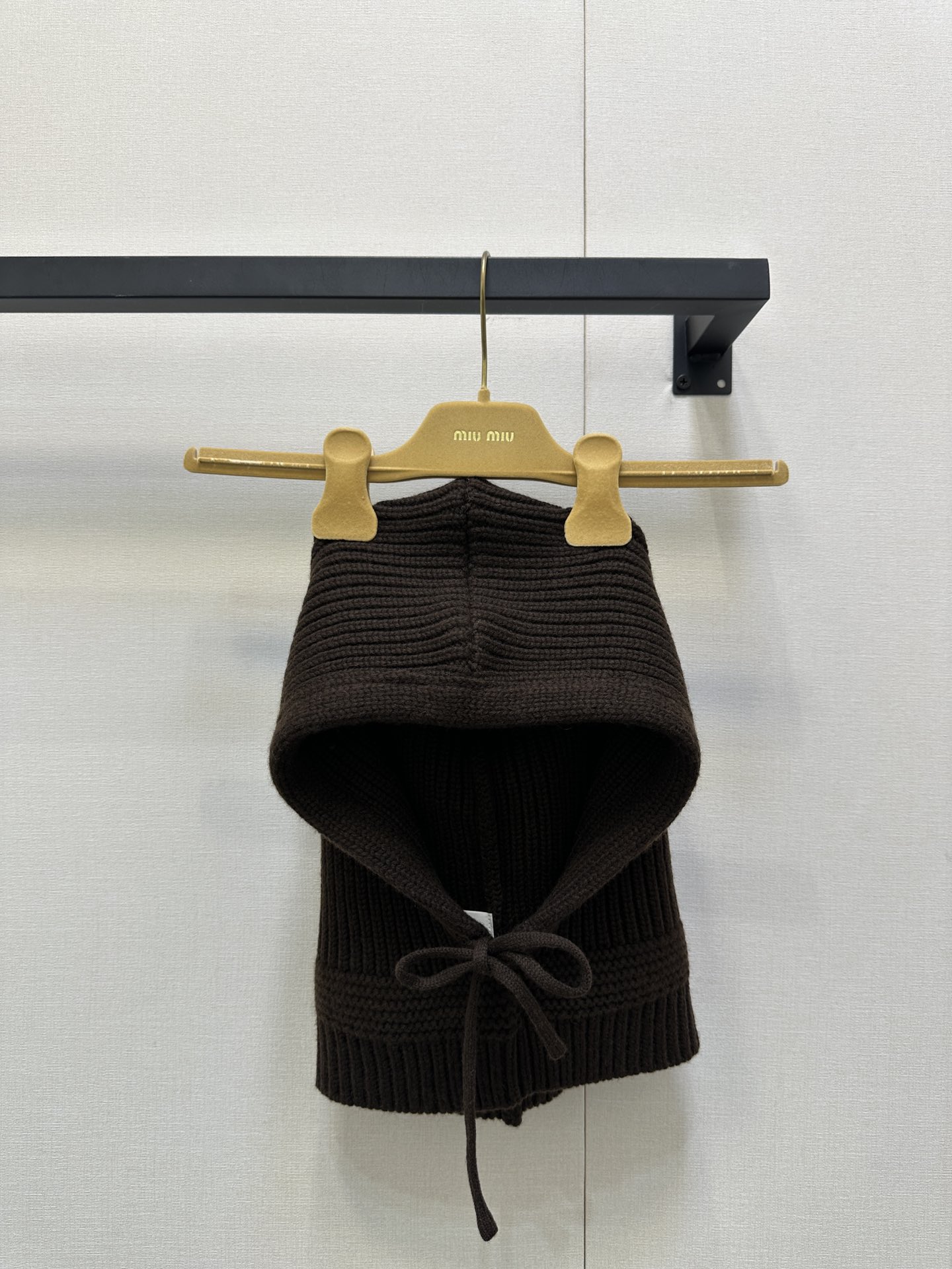 NO:534692,Miumi* 25Fw autumn and winter new cashmere knitted hat original development!  High-end production!  Selected high-quality cashmere blend fabric, the knitted texture is delicate and dense, the touch is soft and skin-friendly, the classic ear-protecting style effectively resists the cold wind, protects both ears from freezing, the plush balls on both sides are playful and cute, injecting sweet elements into the overall shape; the hat body brand logo is low-key and recognizable, and the details show the identity of the luxury brand, and the sweet and cool style is instantly full. Spot sale one-size (F) (hat) real shot of large goods, miumiu, hats, alexander wang19860909Miumi* 25Fw秋冬新款 羊绒针织帽 原版开发！高版出品！精选高品质羊绒混纺面料,针织纹理细腻密实,触感柔软亲肤,经典护耳版型有效抵御寒风,呵护双耳不受冻,两侧的毛绒球俏皮可爱,为整体造型注入甜美元素；帽身品牌标识低调又具辨识度,细节处彰显奢牌身份,甜酷风格瞬间拉满.现货发售均码（F)（帽子）大货实拍,,miumiu,hats,alexander wang,Women's clothing