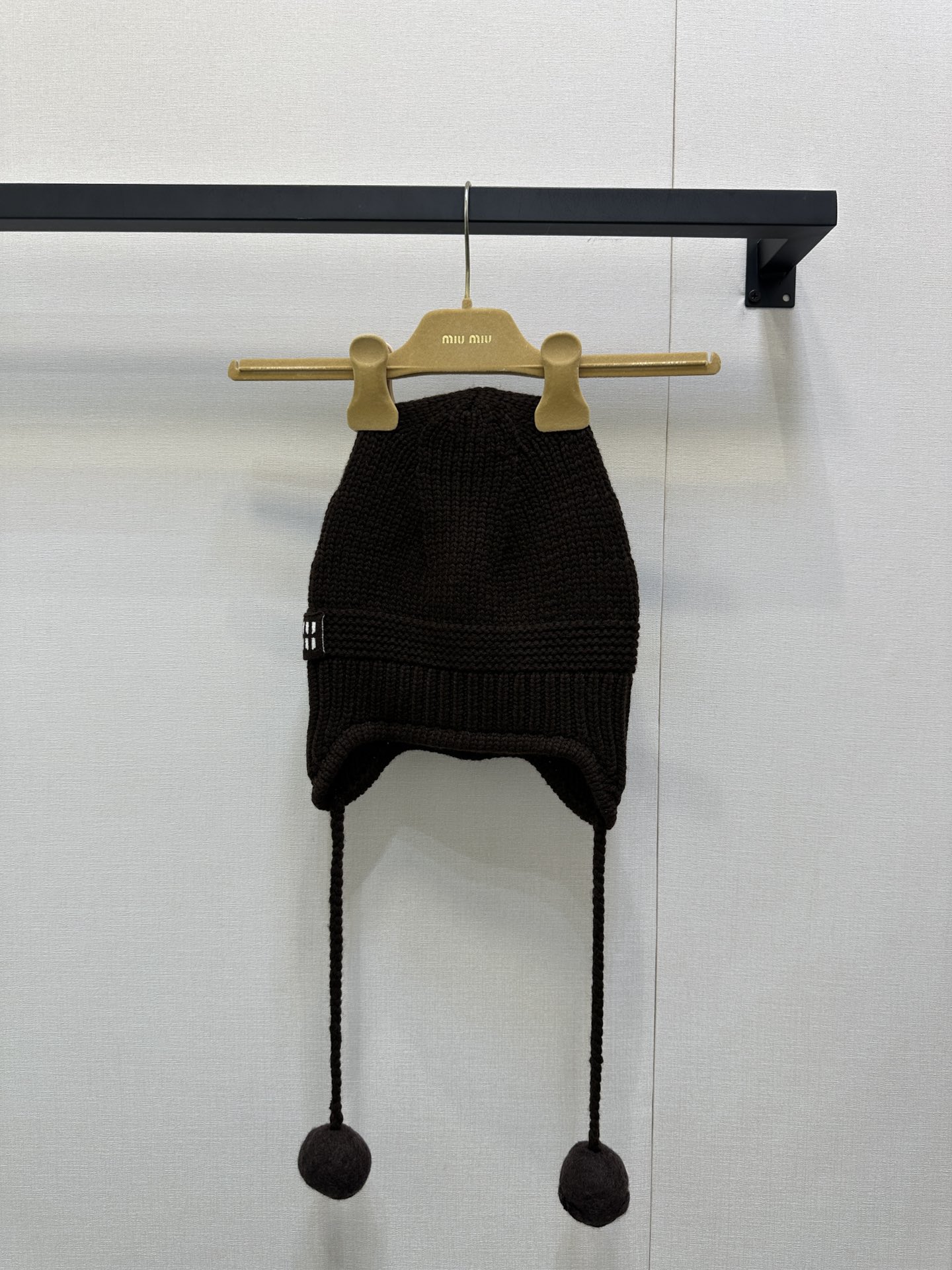 NO:534680,Miumi* 25Fw autumn and winter new style, ear protection ball cashmere knit hat original development!  High-end production!  Selected high-quality cashmere blend fabric, the knitted texture is delicate and dense, the touch is soft and skin-friendly, the classic ear-protecting style effectively resists the cold wind, protects both ears from freezing, the plush balls on both sides are playful and cute, injecting sweet elements into the overall shape; the hat body brand logo is low-key and recognizable, and the details show the identity of the luxury brand, and the sweet and cool style is instantly full. Spot sale one-size (F) (hat) real shot of large goods, miumiu, hats, alexander wang19860909Miumi* 25Fw秋冬新款 护耳毛球羊绒针织帽 原版开发！高版出品！精选高品质羊绒混纺面料,针织纹理细腻密实,触感柔软亲肤,经典护耳版型有效抵御寒风,呵护双耳不受冻,两侧的毛绒球俏皮可爱,为整体造型注入甜美元素；帽身品牌标识低调又具辨识度,细节处彰显奢牌身份,甜酷风格瞬间拉满.现货发售均码（F)（帽子）大货实拍,,miumiu,hats,alexander wang,Women's clothing