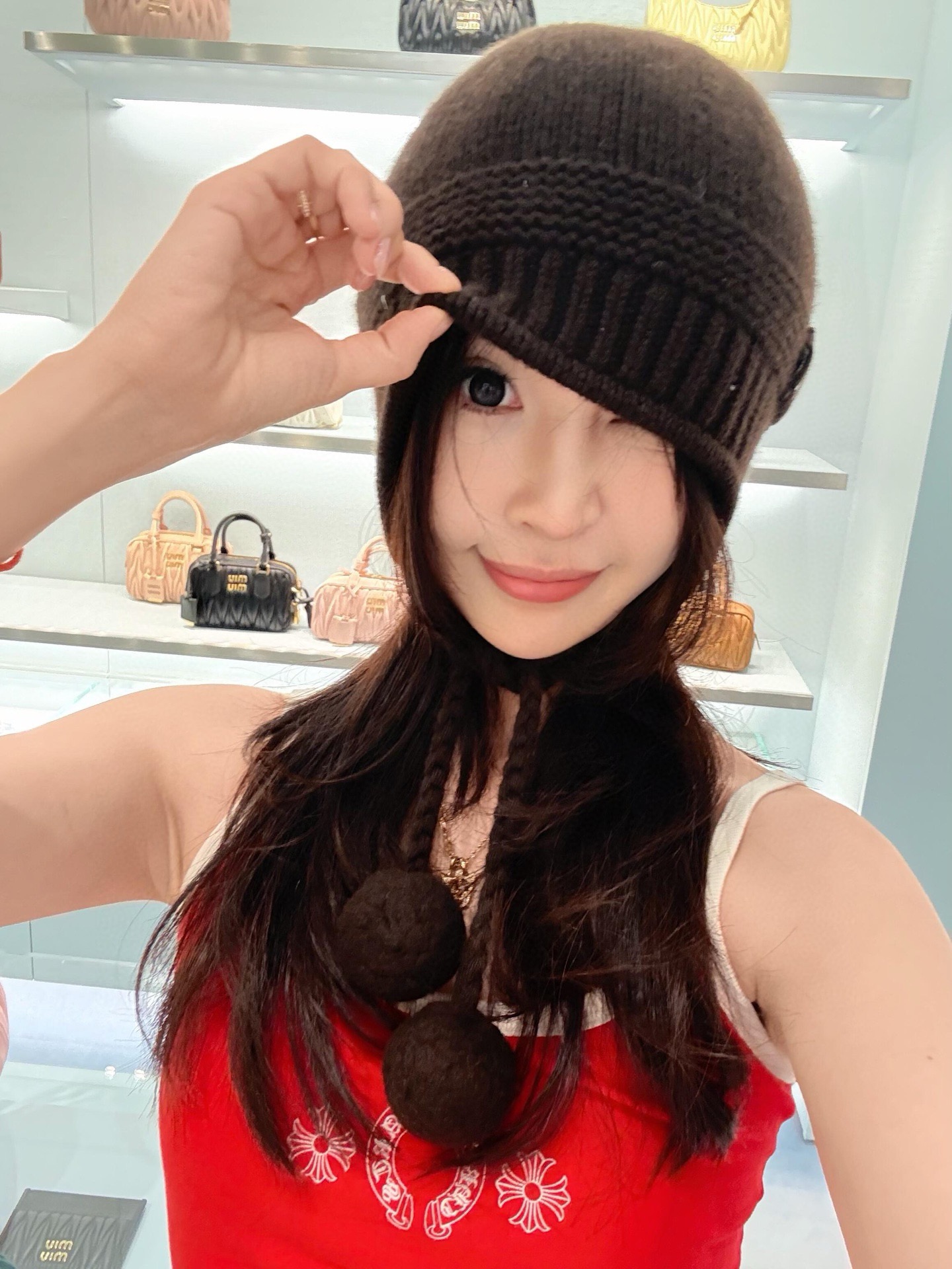 NO:534686,Miumi* 25Fw autumn and winter new style, ear protection ball cashmere knit hat original development!  High-end production!  Selected high-quality cashmere blend fabric, the knitted texture is delicate and dense, the touch is soft and skin-friendly, the classic ear-protecting style effectively resists the cold wind, protects both ears from freezing, the plush balls on both sides are playful and cute, injecting sweet elements into the overall shape; the hat body brand logo is low-key and recognizable, and the details show the identity of the luxury brand, and the sweet and cool style is instantly full. Spot sale one-size (F), miumiu, hats, alexander wang19860909Miumi* 25Fw秋冬新款 护耳毛球羊绒针织帽 原版开发！高版出品！精选高品质羊绒混纺面料,针织纹理细腻密实,触感柔软亲肤,经典护耳版型有效抵御寒风,呵护双耳不受冻,两侧的毛绒球俏皮可爱,为整体造型注入甜美元素；帽身品牌标识低调又具辨识度,细节处彰显奢牌身份,甜酷风格瞬间拉满.现货发售均码（F),,miumiu,hats,alexander wang,Women's clothing