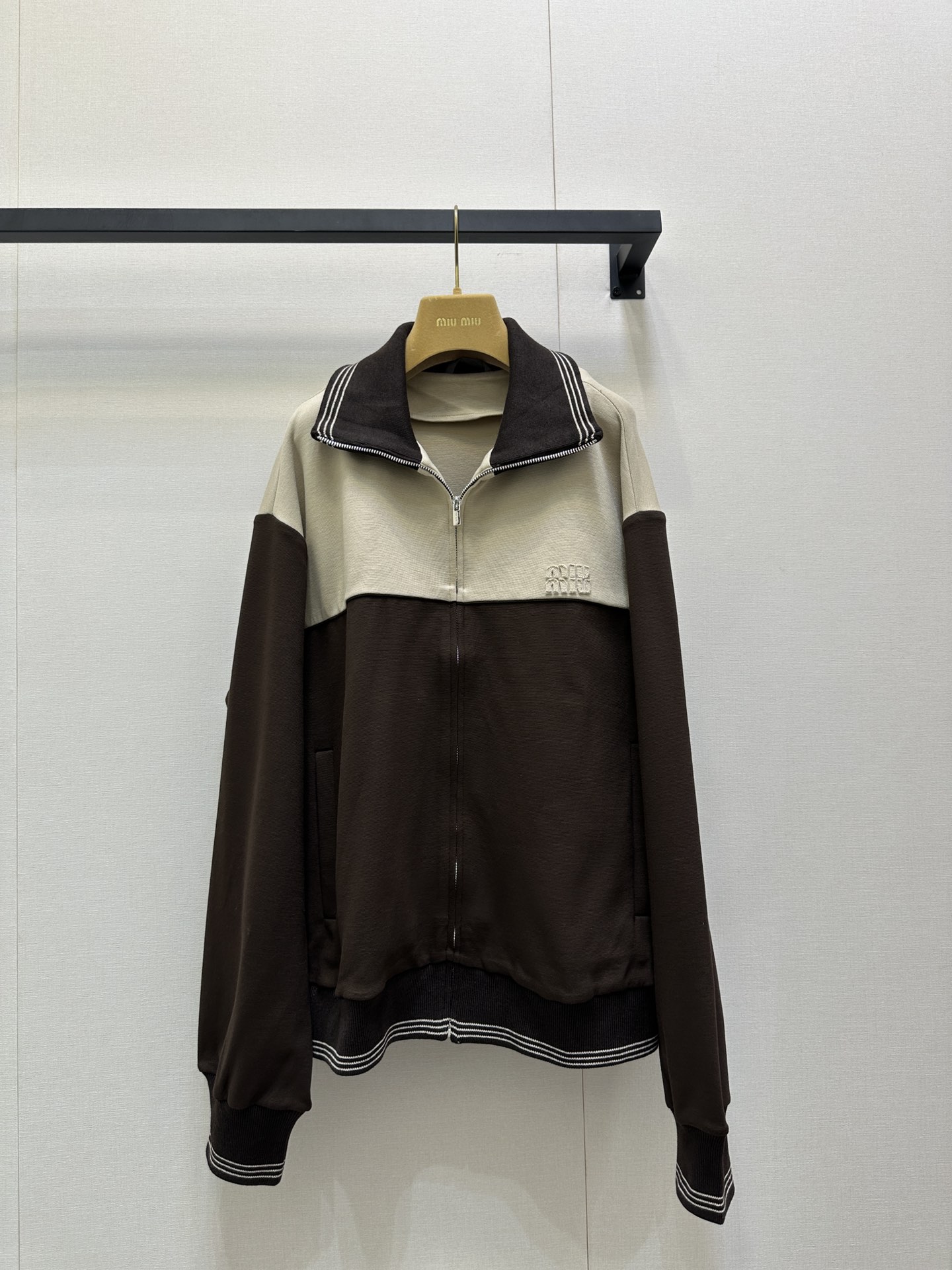 NO:534658,(Coat) Miumi* 25Fw early autumn new style Maillard color spliced ​​zipper jacket Original development!  High-end production!  Custom fabrics, with a certain sense of weight when you get them, Gao Ke heavy fabrics are tightly weaved, spliced ​​contrasting design, three-dimensional letter logo design, custom hardware accessories, same style for men and women, babies, hurry up and arrange [let me see] SML large-scale goods on sale,,miumiu, jackets & coats,alexander wang19860909（外套）Miumi* 25Fw早秋新款 美拉德色系拼接拉链外套 原版开发！高版出品！定制面料 拿到手有一定的分量感 高克重面料密织 拼接撞色设计 领口饰有立体字母徽标设计 定制五金辅料 男女同款 宝宝们 赶紧安排上[让我看看]现货发售SML大货实拍,,miumiu,jackets & coats,alexander wang,Women's clothing