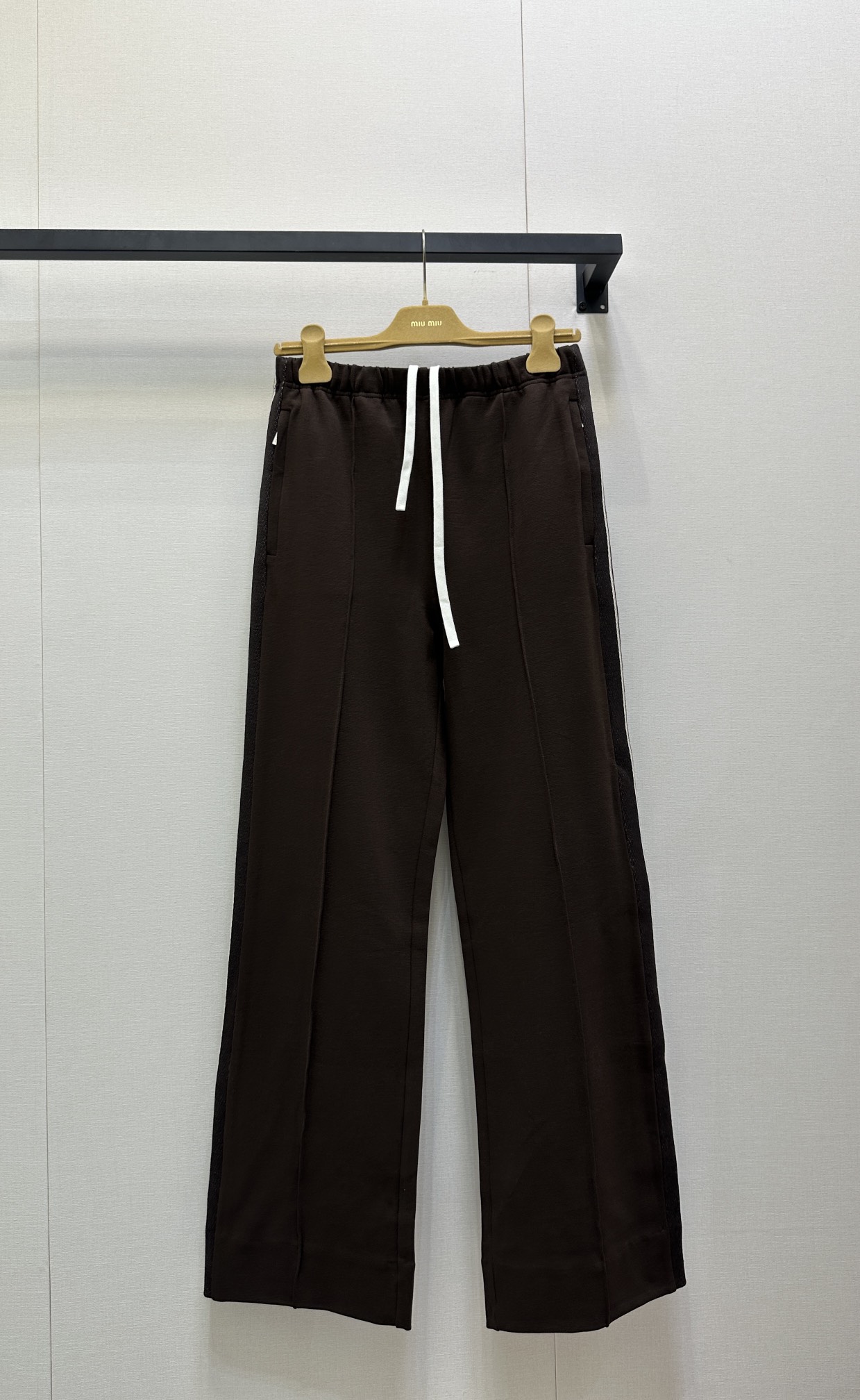 NO:534666,(Pants) Miumi* 25Fw early autumn new style Maillard color webbing casual trousers丨Original development!  High-end production!  Gauge re-customized dense woven fabric, color-blocked webbing design on both sides of the trouser body, elastic waist drawstring design, three-dimensional letter logo design on the right back of the trouser body, custom hardware accessories, workmanship quality depends on details. SML large-scale goods are available in stock,,miumiu,alexander wang19860909（裤子） Miumi* 25Fw早秋新款 美拉德色系织带休闲长裤丨原版开发！高版出品！高克重定制密织面料 裤身两侧饰有拼色织带设计 腰身松紧腰抽绳设计 裤身右侧背部有立体字母徽标设计 定制五金辅料 做工品质看细节.现货发售SML大货实拍,,miumiu,alexander wang,Women's clothing