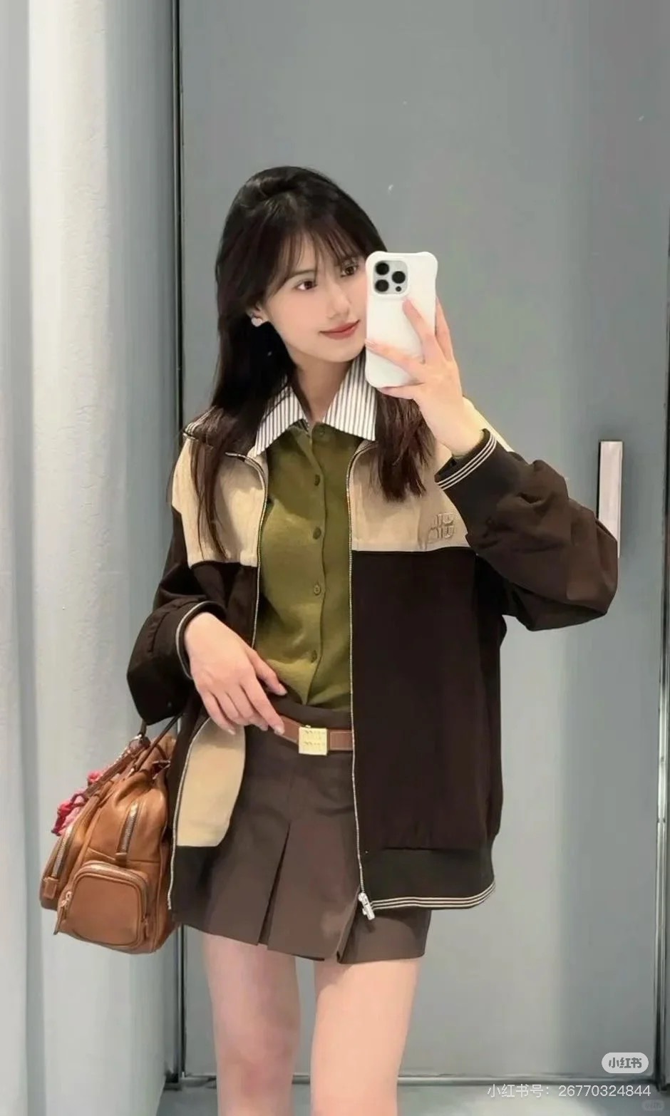 NO:534662,(Coat) Miumi* 25Fw early autumn new style Maillard color spliced ​​zipper jacket Original development!  High-end production!  Custom fabrics, with a certain sense of weight when you get it. High weight fabrics are densely weaved. Contrasted color design. The neckline is decorated with three-dimensional letter logo design. Custom hardware accessories. The same style as men and women. Babies. Quickly arrange it [let me see] SML on sale in stock,,miumiu, jackets & coats,alexander wang19860909（外套）Miumi* 25Fw早秋新款 美拉德色系拼接拉链外套 原版开发！高版出品！定制面料 拿到手有一定的分量感 高克重面料密织 拼接撞色设计 领口饰有立体字母徽标设计 定制五金辅料 男女同款 宝宝们 赶紧安排上[让我看看]现货发售SML,,miumiu,jackets & coats,alexander wang,Women's clothing