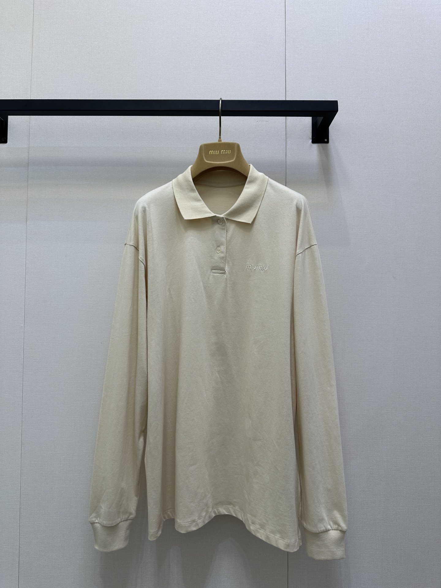 NO:534677,(Long Sleeve) Miumi* 25Fw early autumn new model, micro-label embroidered cotton long-sleeved polo shirt and mid-pants, original development!  High-end production!  Gray cotton silk cotton fabric with brand logo embroidered logo polo neckline button closure loose elastic style same style for men and women casual and versatile spot SML large-scale real shot, miumiu, alexander wang19860909（长袖）Miumi* 25Fw早秋新款 微标刺绣棉质长袖polo衫中裤 原版开发！高版出品！灰色棉质丝棉面料 饰有品牌标识刺绣徽标 polo领口 纽扣开合 宽松弹力版型 男女同款 休闲百搭现货 SML大货实拍,,miumiu,alexander wang,Women's clothing