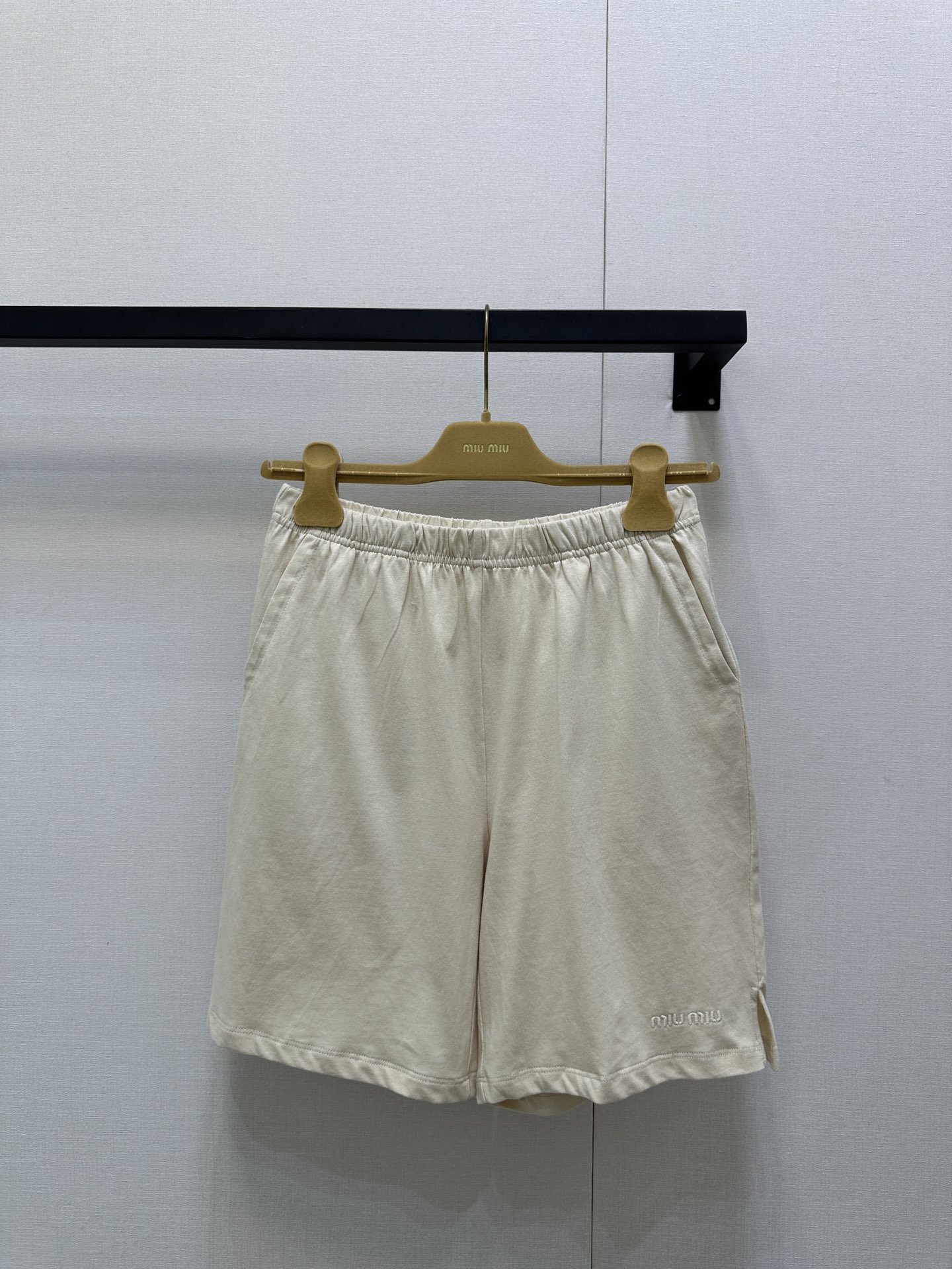 NO:534683,(Shorts) Miumi* 25Fw early autumn new style, micro-label embroidered cotton long-sleeved polo shirt and mid-pants, original development!  High-end production!  Gray cotton silk cotton fabric with brand logo embroidered logo polo neckline button closure loose elastic style same style for men and women casual and versatile spot SML large-scale real shot, miumiu, shorts, alexander wang19860909（短裤）Miumi* 25Fw早秋新款 微标刺绣棉质长袖polo衫中裤 原版开发！高版出品！灰色棉质丝棉面料 饰有品牌标识刺绣徽标 polo领口 纽扣开合 宽松弹力版型 男女同款 休闲百搭现货 SML大货实拍,,miumiu,shorts,alexander wang,Women's clothing