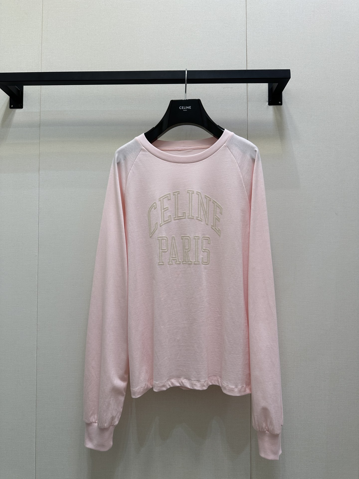 NO:535424,Celin* 25Fw early autumn new style letter flocking long-sleeved T-shirt original development high-end production!  It outlines the slack feeling with minimalist silhouettes. The classic letters adopt three-dimensional imprinting process, which presents a layered visual effect on pure cotton fabrics with navy blue or soft powder. It is simple but has high luxury recognition. Spot SML large-scale real shots, celine, tees, t-shirt, alexander wang19860909Celin* 25Fw早秋新款 字母植绒长袖T恤 原版开发 高版出品！它以极简廓形勾勒松弛感,经典的字母采用立体压印工艺,在藏蓝或柔粉的纯棉面料上呈现出富有层次的视觉效果,简约却自带高奢辨识度.现货SML大货实拍,,celine,tees，t-shirt,alexander wang,Women's clothing