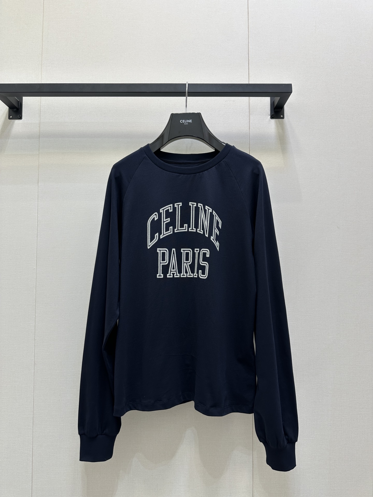 NO:535460,Celin* 25Fw early autumn new style letter flocking long-sleeved T-shirt original development high-end production!  It outlines the slack feeling with minimalist silhouettes. The classic letters adopt three-dimensional imprinting process, which presents a layered visual effect on pure cotton fabrics with navy blue or soft powder. It is simple but has high luxury recognition. Spot SML large-scale real shots, celine, tees, t-shirt, alexander wang19860909Celin* 25Fw早秋新款 字母植绒长袖T恤 原版开发 高版出品！它以极简廓形勾勒松弛感,经典的字母采用立体压印工艺,在藏蓝或柔粉的纯棉面料上呈现出富有层次的视觉效果,简约却自带高奢辨识度.现货SML大货实拍,,celine,tees，t-shirt,alexander wang,Women's clothing