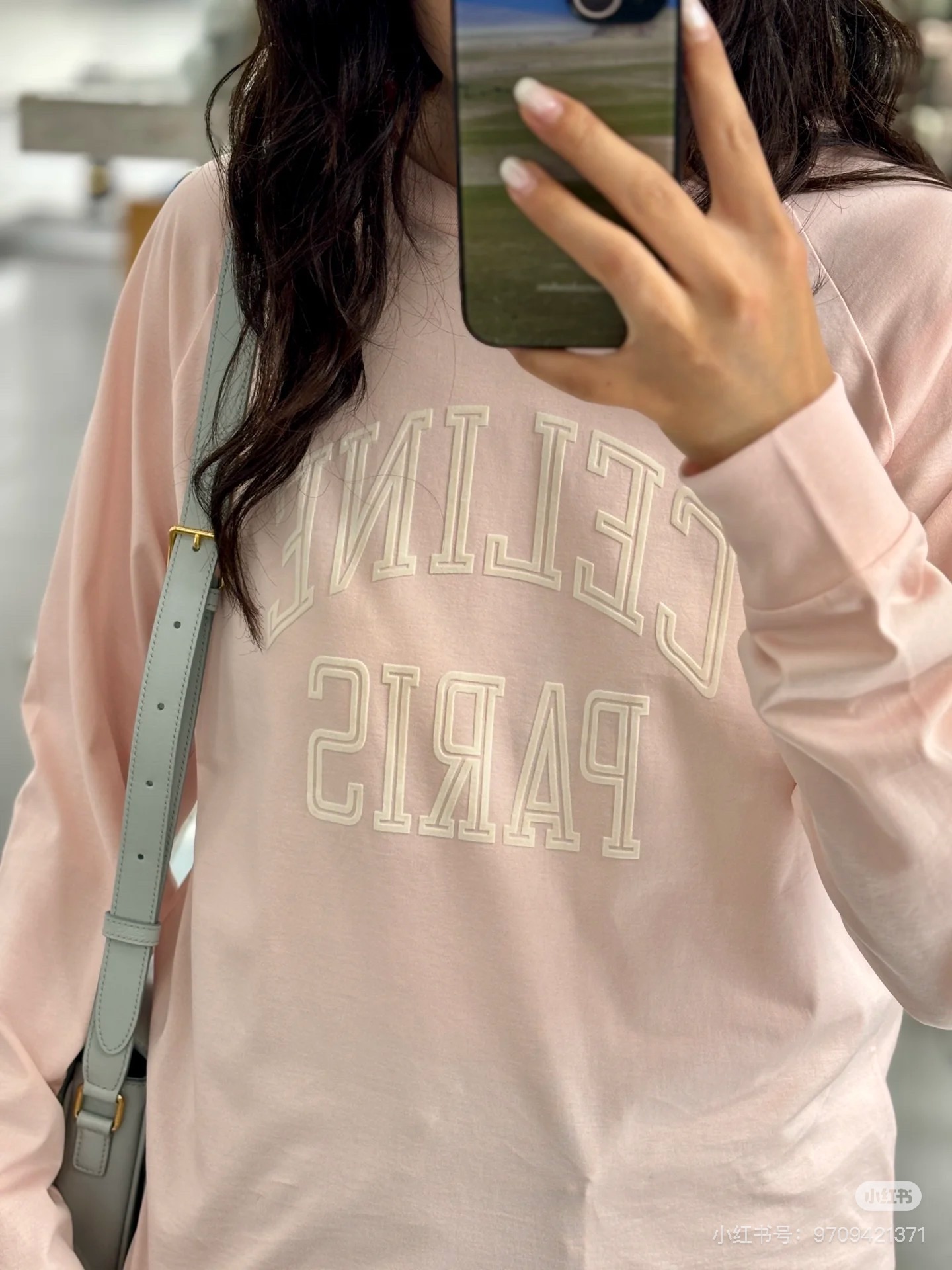 NO:535429,Celin* 25Fw early autumn new style letter flocking long-sleeved T-shirt original development high-end production!  It outlines the slack feeling with minimalist silhouettes. The classic letters adopt three-dimensional imprinting process, which presents a layered visual effect on pure cotton fabrics with navy blue or soft powder. It is simple but has high luxury recognition. Spot SML, celine,tees, t-shirt, alexander wang19860909Celin* 25Fw早秋新款 字母植绒长袖T恤 原版开发 高版出品！它以极简廓形勾勒松弛感,经典的字母采用立体压印工艺,在藏蓝或柔粉的纯棉面料上呈现出富有层次的视觉效果,简约却自带高奢辨识度.现货SML,,celine,tees，t-shirt,alexander wang,Women's clothing