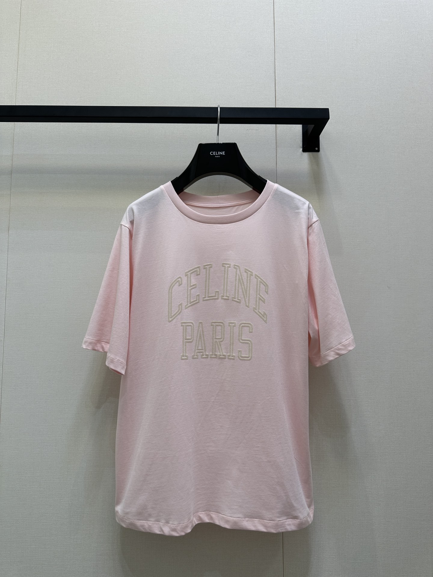 NO:535433,Celin* 25FW autumn and winter new style letter printed round neck short-sleeved T-shirt original development!  High-end production!  High-quality cotton fabric is made of skin-friendly and breathable and has a crisp texture. It is comfortable and casual to wear alone, and the layering is full of layers. The classic letter printing on the chest is presented in retro reverse design. The contrasting color combination of navy blue and gray, light pink and white not only retains the high-end and simple tone of Celine, but also injects the vitality of American retro, allowing you to easily have recognition in the crowd. Spot SML large-scale real shots, celine, T-shirt, tees, t-shirt, alexander wang19860909Celin* 25FW秋冬新款 字母印花圆领短袖T恤 原版开发！高版出品！采用高品质棉感面料,亲肤透气且质感挺括,单穿舒适随性,叠穿更是层次满分.胸前经典字母印花以复古倒序设计呈现,藏青与灰色、浅粉与白色的撞色组合,既保留了Celine的高级简约调性,又注入了美式复古的活力感,让你在人群中轻松拥有辨识度.现货 SML大货实拍,,celine,T-shirt,tees，t-shirt,alexander wang,Women's clothing