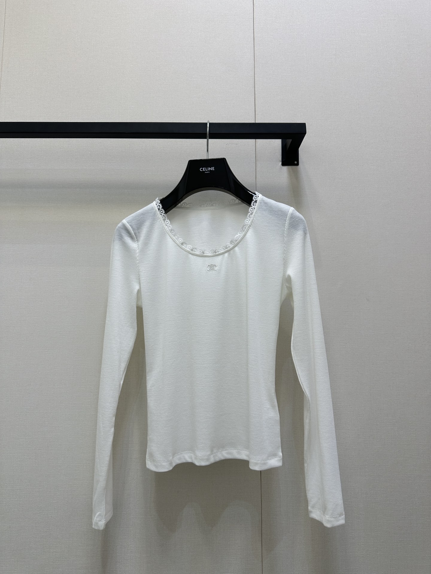 NO:536498,(Long Sleeve) Celin* 25 new model white spliced ​​lace long sleeves Original development!  High-end production!  The embroidered logo of Arc de Triomphe is so beautiful!  You can wear it alone or as a base. It is super inclusive and must-have small items for autumn and winter. S/M/L large items are available for sale in stock, celine, alexander wang19860909（长袖）Celin* 25新款 白色拼接蕾丝花边长袖 原版开发！高版出品！凯旋门刺绣logo美爆了！单穿或者作为打底都可以.包容性超级强 秋冬做搭配必备小单品.现货发售S/M/L大货实拍,,celine,alexander wang,Women's clothing