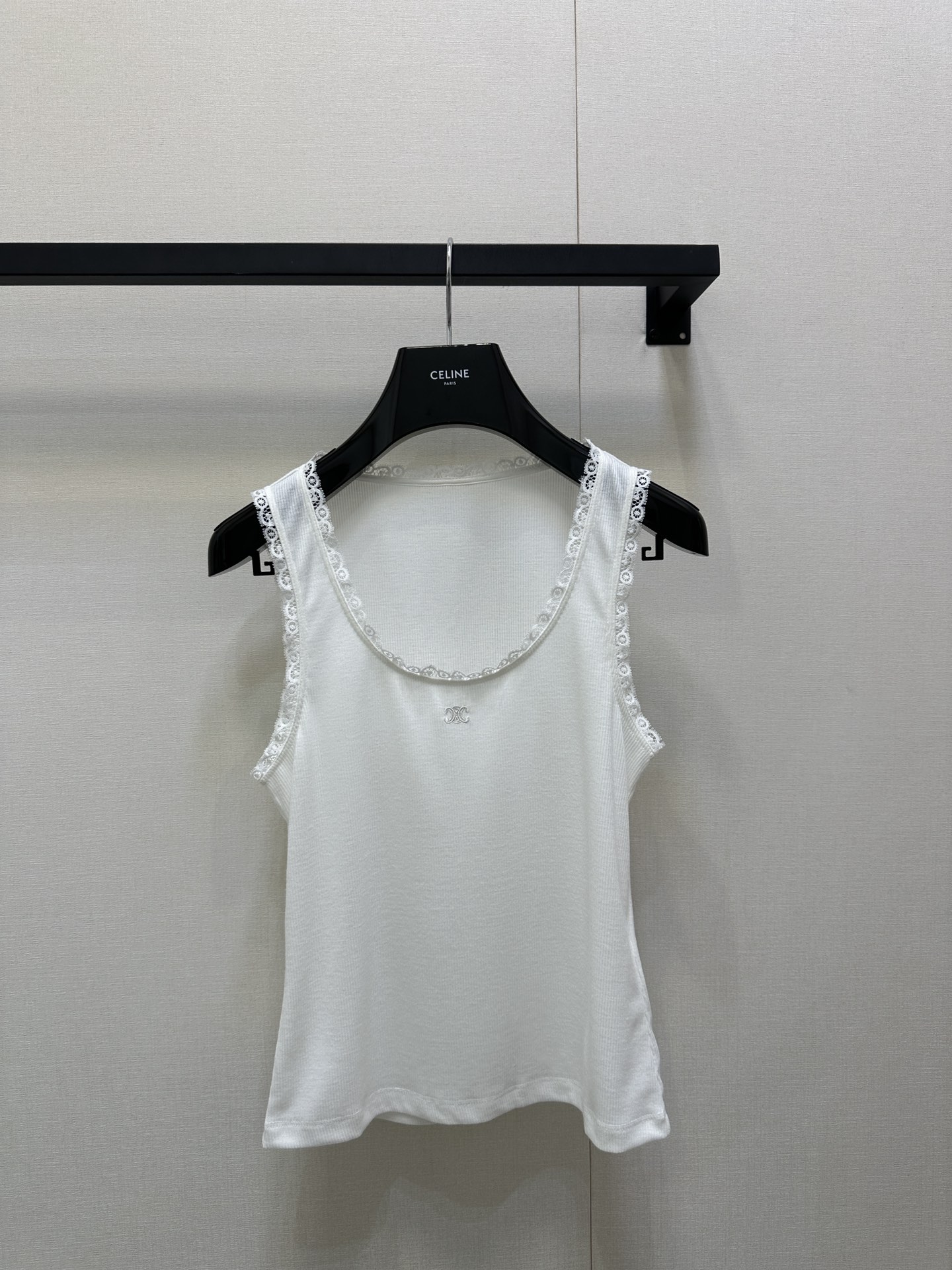 NO:536518,Celin* 25 new style white spliced ​​lace lace vest. Original development!  High-end production!  The embroidered logo of Arc de Triomphe is so beautiful!  You can wear it alone or as a base. It is super inclusive and must-have small items for autumn and winter. S/M/L large items are available for sale in stock, celine, alexander wang19860909Celin* 25新款 白色拼接蕾丝花边背心.原版开发！高版出品！凯旋门刺绣logo美爆了！单穿或者作为打底都可以.包容性超级强 秋冬做搭配必备小单品.现货发售S/M/L大货实拍,,celine,alexander wang,Women's clothing