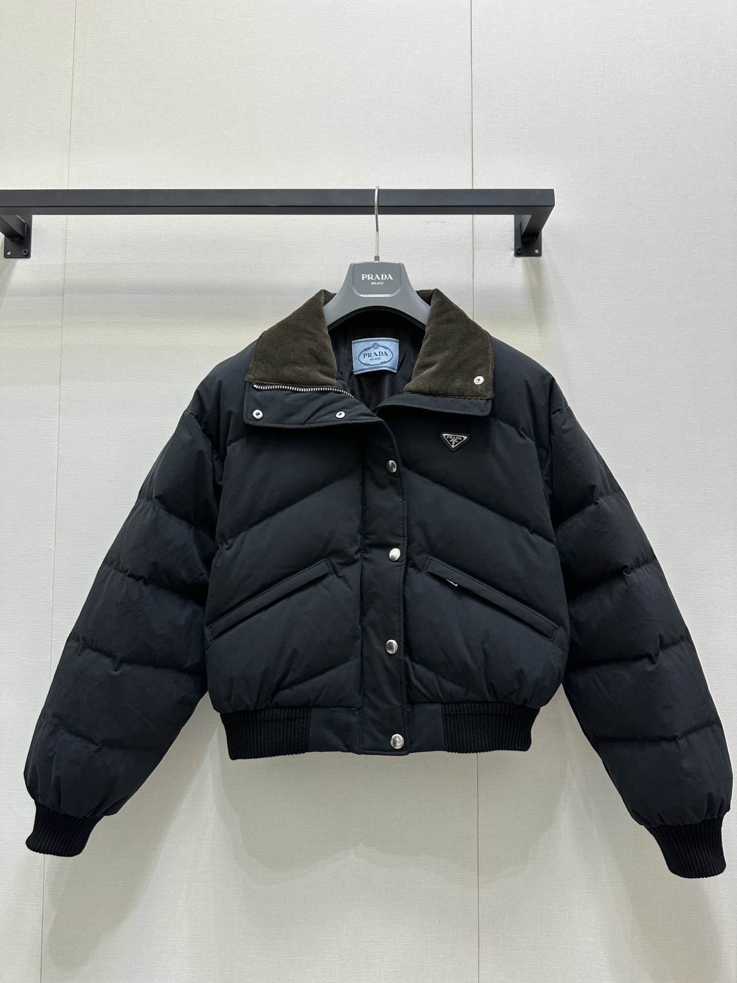 NO:535442,With dust bag (short model) Prad* 25Fw autumn and winter new style, triangle logo stand-alone poplin textured down jacket short jacket original development!  High-end production!  The classic outline is reconstructed with a stand-up collar design, with 90 white goose velvet filling, and the retro texture of the brown corduroy neckline and the black poplin fabric form a material dialogue, which not only adds layers but also hides the retro tone; the diamond velvet structure is full and three-dimensional, while locking in the warmth, it creates a casual and non-bloated silhouette, suitable for a variety of styles. Spot SML large-scale real shot, prada, jackets & coats, jackets & coats, down jacket, alexander wang19860909配防尘袋（短款）Prad* 25Fw秋冬新款 三角徽标立领府绸质感羽绒服短款夹克外套 原版开发！高版出品！以立领设计重构经典轮廓,90白鹅绒填充,棕色灯芯绒领口的复古质感与黑色府绸面料形成材质对话,既添层次又暗藏复古腔调；菱格充绒结构饱满立体,在锁住暖意的同时,塑造出随性不臃肿的廓形,适配多元风格造型.现货 SML大货实拍,,prada,jackets & coats,jackets & coats,down jacket,alexander wang,Women's clothing