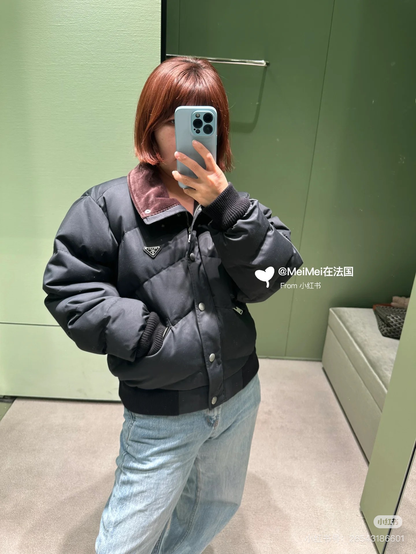 NO:535446,(Short model) Prad* 25Fw autumn and winter new style, triangle logo stand-alone collar poplin textured down jacket short jacket jacket original development!  High-end production!  The classic outline is reconstructed with a stand-up collar design, with 90 white goose velvet filling, and the retro texture of the brown corduroy neckline and the black poplin fabric form a material dialogue, which not only adds layers but also hides the retro tone; the diamond velvet structure is full and three-dimensional, while locking in the warmth, it creates a casual and non-bloated silhouette, adapting to a variety of styles. Spot SML,,prada, jackets & coats,jackets & coats,down jacket,alexander wang19860909（短款）Prad* 25Fw秋冬新款 三角徽标立领府绸质感羽绒服短款夹克外套 原版开发！高版出品！以立领设计重构经典轮廓,90白鹅绒填充,棕色灯芯绒领口的复古质感与黑色府绸面料形成材质对话,既添层次又暗藏复古腔调；菱格充绒结构饱满立体,在锁住暖意的同时,塑造出随性不臃肿的廓形,适配多元风格造型.现货 SML,,prada,jackets & coats,jackets & coats,down jacket,alexander wang,Women's clothing