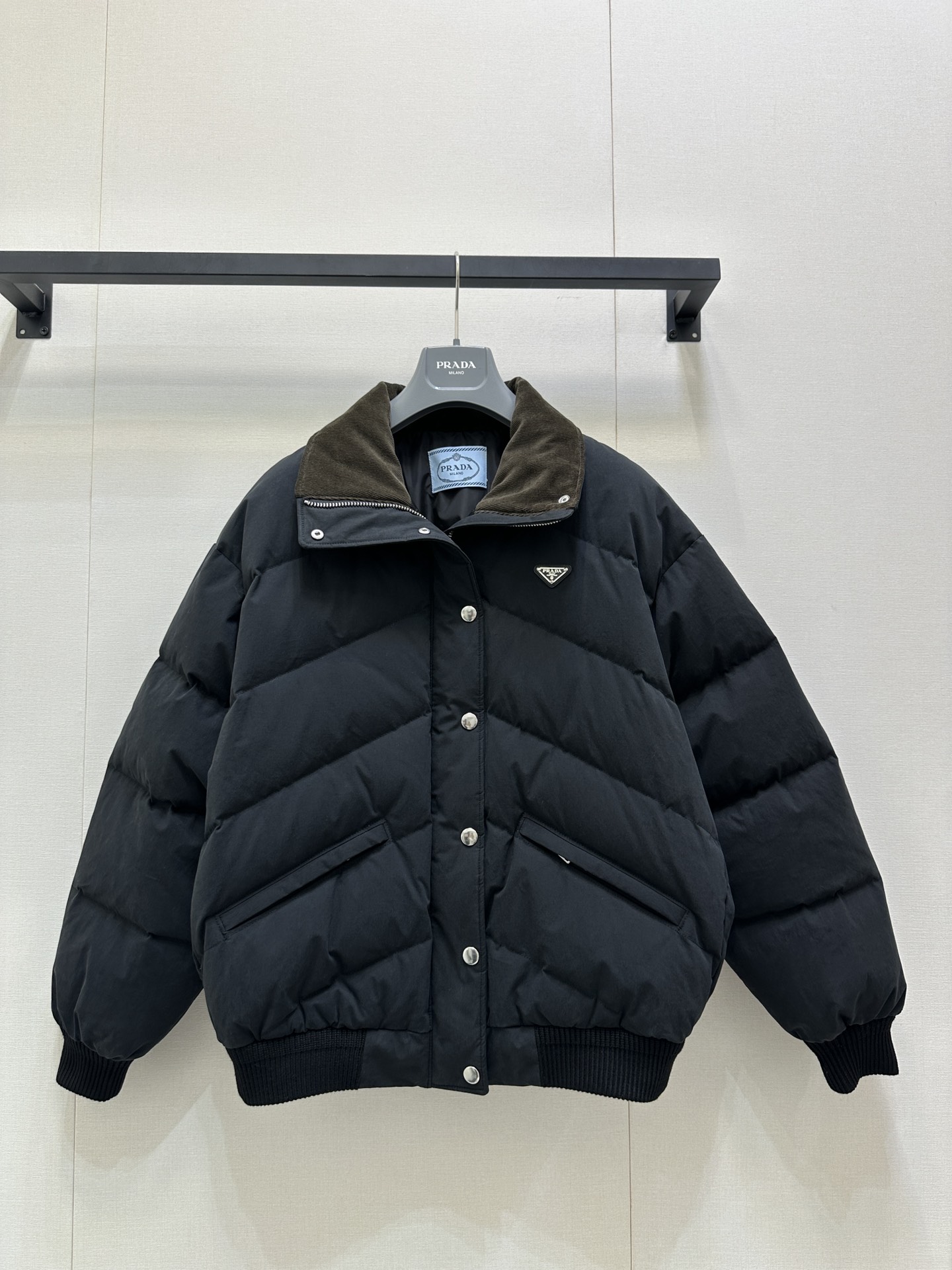 NO:535450,With dust bag (regular model) Prad* 25Fw autumn and winter new style, triangle logo stand-alone poplin textured down jacket jacket original development!  High-end production!  The classic outline is reconstructed with a stand-up collar design, with 90 white goose velvet filling, and the retro texture of the brown corduroy neckline and the black poplin fabric form a material dialogue, which not only adds layers but also hides the retro tone; the diamond velvet structure is full and three-dimensional, while locking in the warmth, it creates a casual and non-bloated silhouette, suitable for a variety of styles. Spot SML large-scale real shot, prada, jackets & coats, jackets & coats, down jacket, alexander wang19860909配防尘袋（常规款）Prad* 25Fw秋冬新款 三角徽标立领府绸质感羽绒服夹克外套 原版开发！高版出品！以立领设计重构经典轮廓,90白鹅绒填充,棕色灯芯绒领口的复古质感与黑色府绸面料形成材质对话,既添层次又暗藏复古腔调；菱格充绒结构饱满立体,在锁住暖意的同时,塑造出随性不臃肿的廓形,适配多元风格造型.现货 SML大货实拍,,prada,jackets & coats,jackets & coats,down jacket,alexander wang,Women's clothing