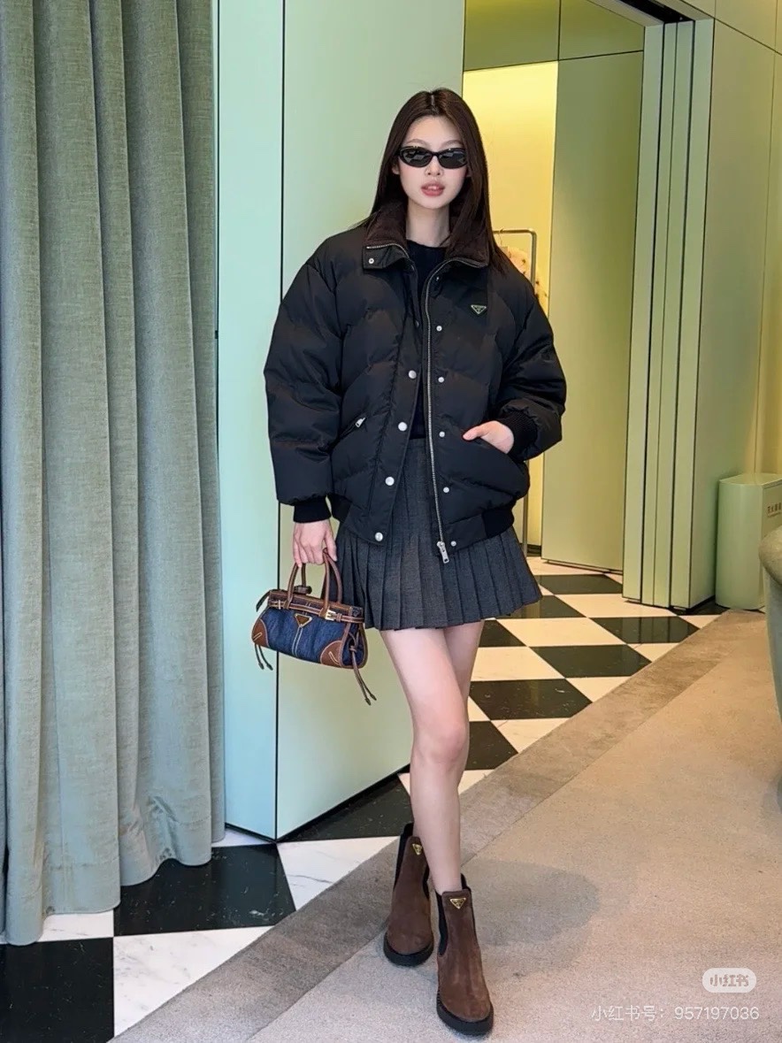 NO:535456,(regular model) Prad* 25Fw autumn and winter new style, triangle logo stand-alone collar poplin textured down jacket jacket original development!  High-end production!  The classic outline is reconstructed with a stand-up collar design, with 90 white goose velvet filling, and the retro texture of the brown corduroy neckline and the black poplin fabric form a material dialogue, which not only adds layers but also hides the retro tone; the diamond velvet structure is full and three-dimensional, while locking in the warmth, it creates a casual and non-bloated silhouette, adapting to a variety of styles. Spot SML,,prada, jackets & coats,jackets & coats,down jacket,alexander wang19860909（常规款）Prad* 25Fw秋冬新款 三角徽标立领府绸质感羽绒服夹克外套 原版开发！高版出品！以立领设计重构经典轮廓,90白鹅绒填充,棕色灯芯绒领口的复古质感与黑色府绸面料形成材质对话,既添层次又暗藏复古腔调；菱格充绒结构饱满立体,在锁住暖意的同时,塑造出随性不臃肿的廓形,适配多元风格造型.现货 SML,,prada,jackets & coats,jackets & coats,down jacket,alexander wang,Women's clothing