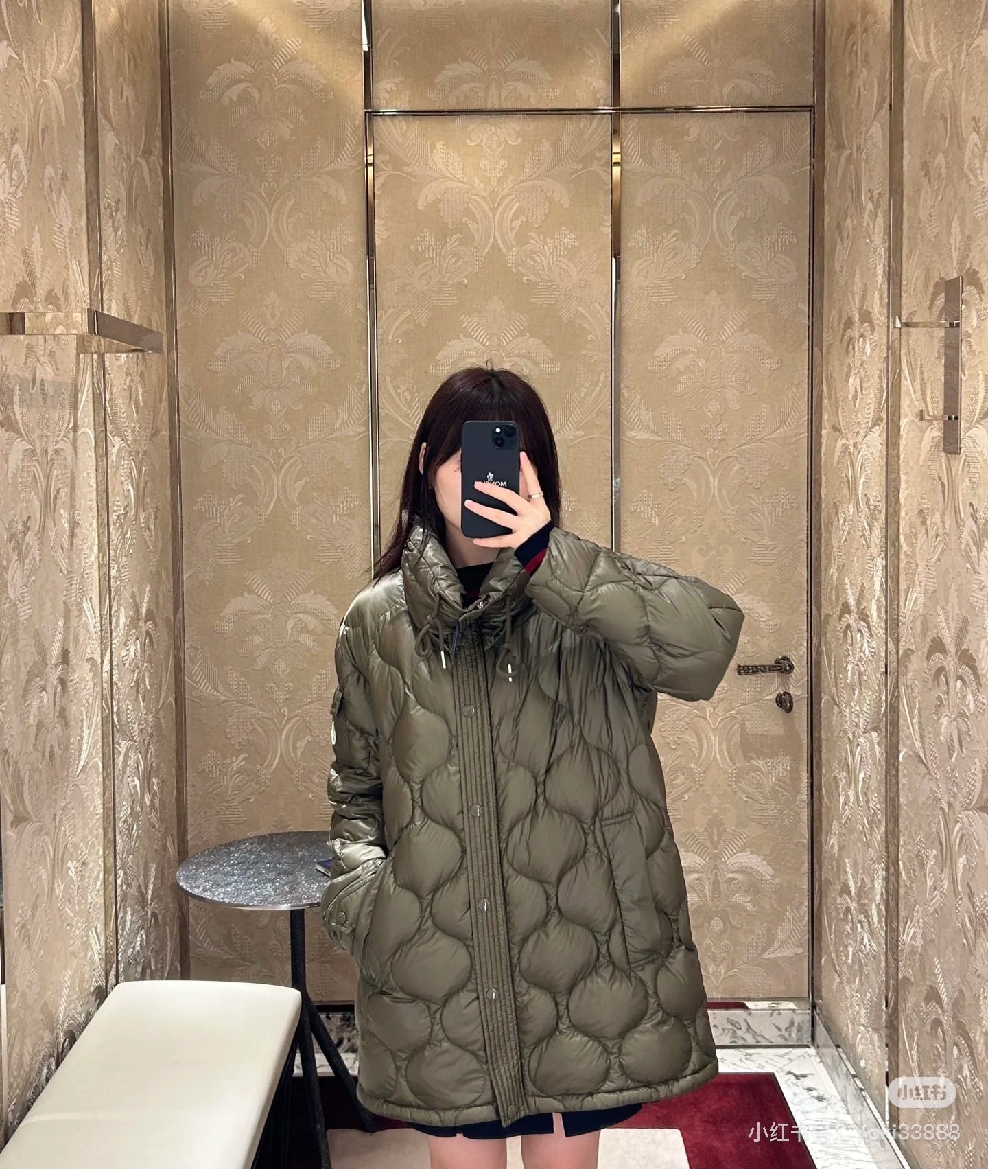 NO:535463,Mon*ler 25Fw autumn and winter new style, light and medium-length zippered down jacket original development!  High-end production!  Select high fluffy down filling, light as if nothing is available but warm and full of shape. It also has the strength of down locking temperature, and the mid-length design completely eliminates the bloated feeling of layered outfits. The hat design is detachable, the zipper is smooth and neat, and the classic brand logo is low-key between the sleeves to highlight the identity style. S/M/L,, jackets & coats, down jacket, hats, alexander wang19860909Mon*ler 25Fw秋冬新款 轻薄中长款拉链羽绒服外套原版开发！高版出品！甄选高蓬松度羽绒填充,轻若无物却暖意满格 又具羽绒的锁温实力,中长款设计 让层叠穿搭的臃肿感彻底退场.帽子设计可拆卸细节,拉链顺滑利落,经典品牌标识在袖间低调彰显身份格调.现货发售S/M/L,,jackets & coats,down jacket,hats,alexander wang,Women's clothing