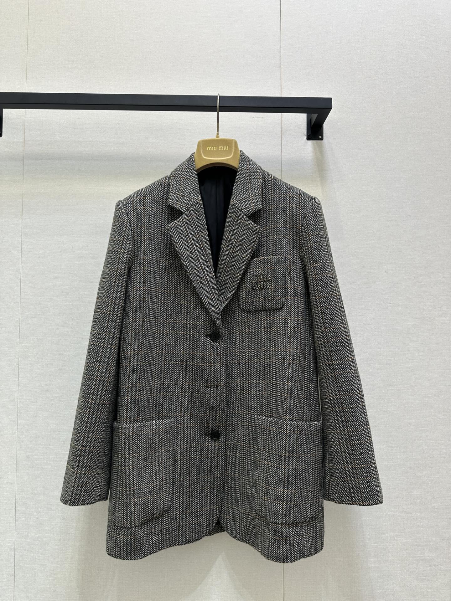 NO:535449,Miumi*2025 new lapel plaid pocket suit jacket Original development High-end product Imported worsted wool material, texture shiny, stronger draping, high-quality woolen appearance, lapel front shoulder suit style, full of gray plaid, and flip pocket, showing the British literary and artistic tone. The letter logo on the chest highlights the design and more stylish. Three-dimensional cut makes the outfit more inclusive, not picking on the body, fashionable and relaxed, layering out a fashionable and fashionable dressing style SML large-scale real shot, miumiu, jackets & coats, business suit, alexander wang19860909Miumi*2025新翻领格纹口袋西装外套 原版开发 高版出品 进口精纺羊毛材质,质感光泽,垂感更强,毛呢品相高级,翻领正肩西装版型,通体灰色系格纹满铺,配合翻盖口袋,尽显英伦文艺腔调.胸口字母徽标凸显设计感更显格调.立体裁剪,让穿搭更加包容,不挑身材洋气松弛,叠穿出时髦流行穿搭风格 SML大货实拍,,miumiu,jackets & coats,business suit,alexander wang,Women's clothing