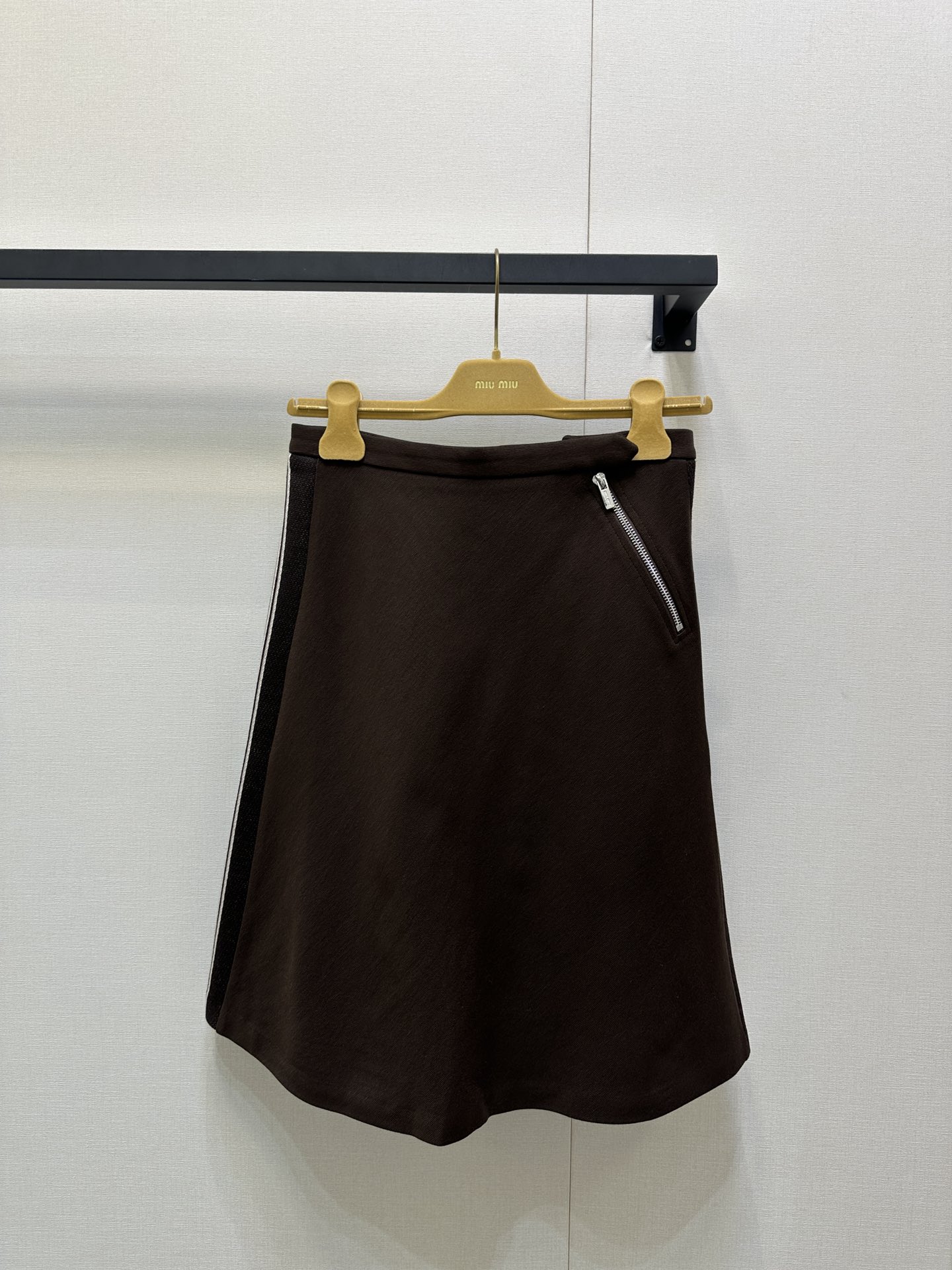 NO:535432,(Skirt) Miu24 autumn and winter new product, fashionable molecular style A-line skirt!  Sweet and cool, Maillard color outfit. Original custom fabric skirt!  The upper body is fashionable and handsome with a young girl’s temperament!  The style is versatile and not picky, and the zipper embellishments are all beautiful when paired with them!  The custom fabric has a great texture!  The quality of workmanship depends on the details!  Coffee/SML real-time photos, miumiu, skirts, alexander wang19860909（半身裙）miu24秋冬新品,时髦分子风气质A字半裙！甜酷兼备美拉徳色系穿搭.原版定制面料半身裙！上身减龄少女风气质时髦又帅气！版型百搭不挑人,斜拉链点缀 随意搭配都好看！定制面料质感超赞！做工品质看细节！咖色/SML大货实拍,,miumiu,skirts,alexander wang,Women's clothing