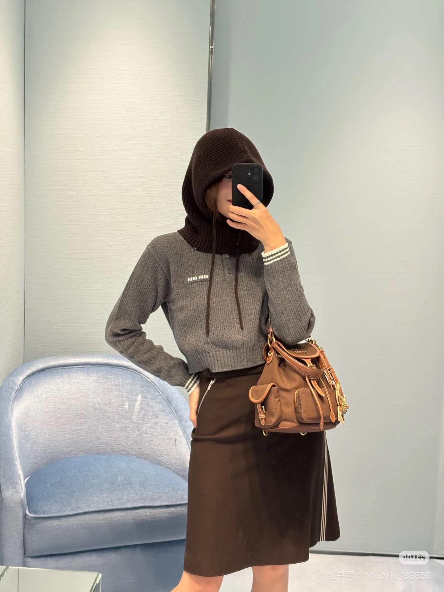 NO:535437,(Skirt) Miu24 autumn and winter new product, fashionable molecular style A-line skirt!  Sweet and cool, Maillard color outfit. Original custom fabric skirt!  The upper body is fashionable and handsome with a young girl’s temperament!  The style is versatile and not picky, and the zipper embellishments are all beautiful when paired with them!  The custom fabric has a great texture!  The quality of workmanship depends on the details!  Coffee/SML, miumiu, skirts, alexander wang19860909（半身裙）miu24秋冬新品,时髦分子风气质A字半裙！甜酷兼备美拉徳色系穿搭.原版定制面料半身裙！上身减龄少女风气质时髦又帅气！版型百搭不挑人,斜拉链点缀 随意搭配都好看！定制面料质感超赞！做工品质看细节！咖色/SML,,miumiu,skirts,alexander wang,Women's clothing