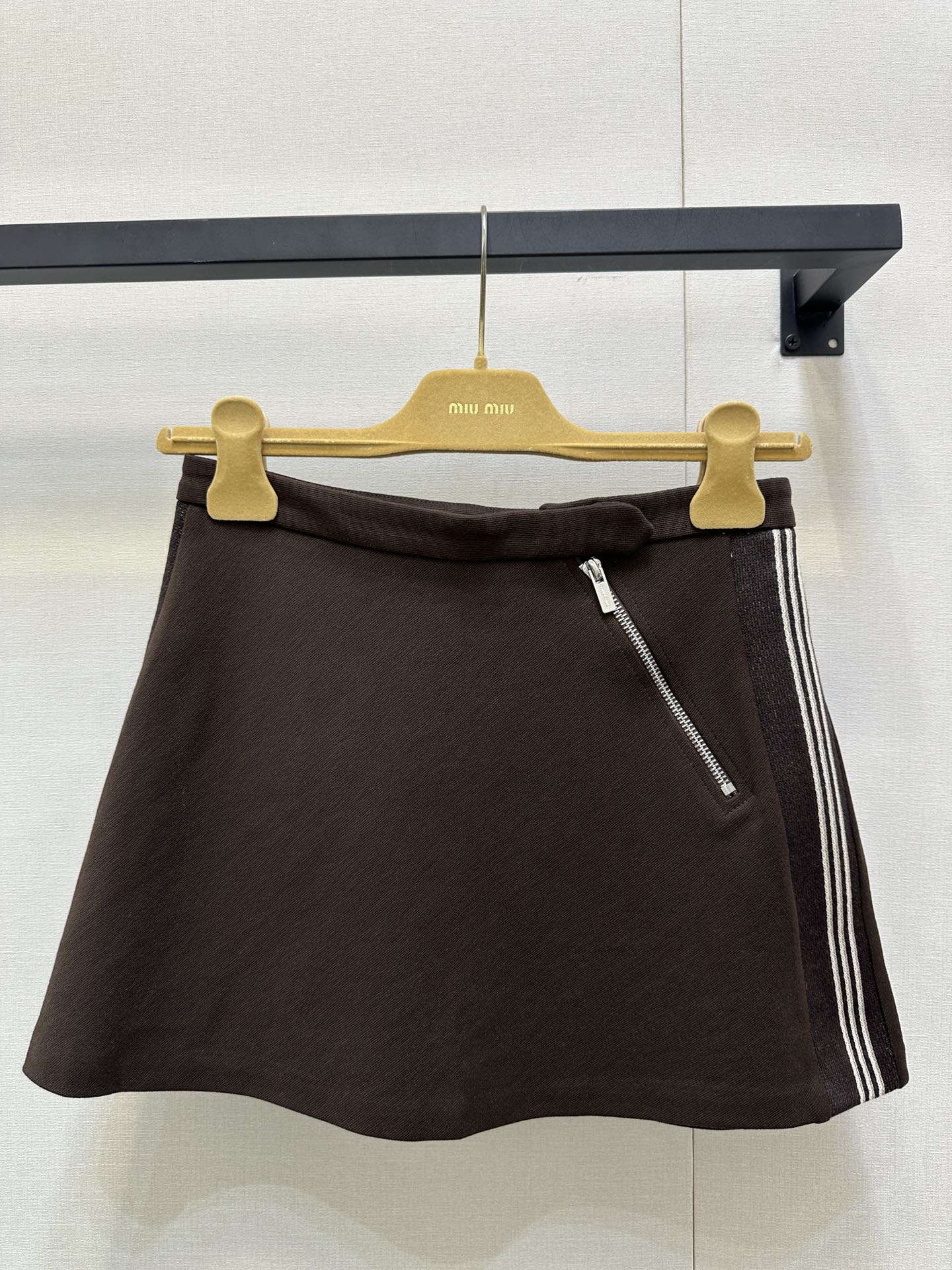 NO:535441,(Short Skirt) Miu24 autumn and winter new product, fashionable molecular style A-line skirt!  Sweet and cool, Maillard color outfit. Original custom fabric skirt!  The upper body is fashionable and handsome with a young girl’s temperament!  The style is versatile and not picky, and the zipper embellishments are all beautiful when paired with them!  The custom fabric has a great texture!  The quality of workmanship depends on the details!  Coffee/SML real-time photos, miumiu, skirts, alexander wang19860909（短裙）miu24秋冬新品,时髦分子风气质A字半裙！甜酷兼备美拉徳色系穿搭.原版定制面料半身裙！上身减龄少女风气质时髦又帅气！版型百搭不挑人,斜拉链点缀 随意搭配都好看！定制面料质感超赞！做工品质看细节！咖色/SML大货实拍,,miumiu,skirts,alexander wang,Women's clothing