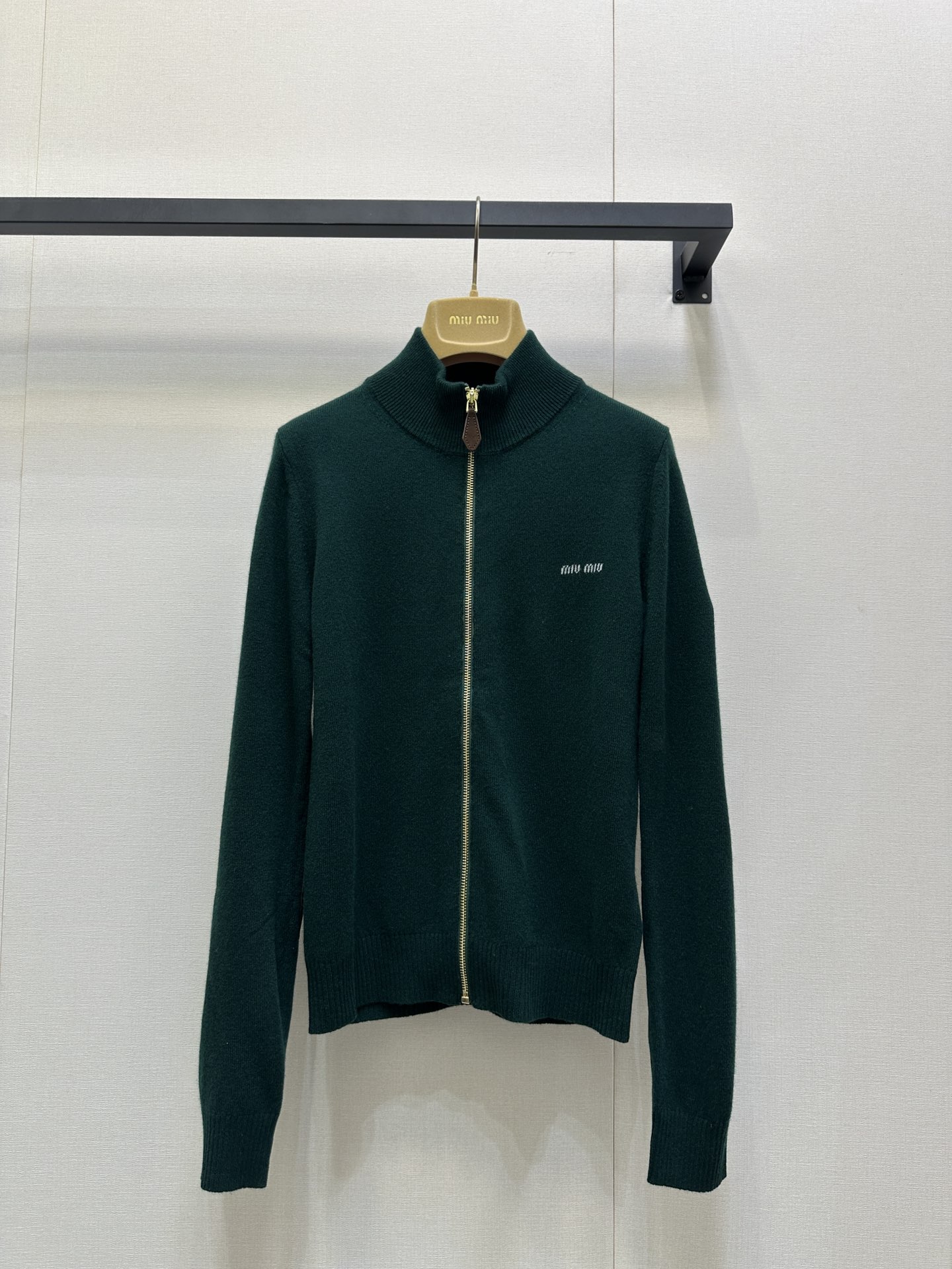 NO:536508,(Real Leather) MiuMi* 25Fw Early Autumn New Dark Green Zippered Standing Collar Wool Cardigan Original Development!  High-end production!  100% wool fabric, which feels soft and glutinous as clouds, and has both warmth and skin-friendly. It is elegant and high-end to wear in early autumn, and can also firmly support the texture when worn in late autumn. The stand-up collar zipper design is neat and retro, and the metal zipper and dark green cashmere form a sharp contrast. The exquisite MiuMiu brand logo on the chest is low-key to show your identity, and the splicing of genuine leather details on the elbows are even more ingenious, so you can easily grasp the high-end girlish feeling that is intertwined with retro and sweetness. Spot SML large-scale real shot, miumiu, alexander wang19860909（真皮） MiuMi* 25Fw早秋新款 墨绿色拉链立领羊毛开衫 原版开发！高版出品！采用百分百羊毛材质面料,触感软糯如云朵,保暖性与亲肤性兼具,早秋单穿优雅高级,深秋叠穿也能稳稳承托质感.立领拉链设计利落又复古,金属拉链与墨绿色羊绒形成鲜明对比,胸前精致的MiuMiu品牌标识低调彰显身份,肘部的拼接真皮细节更是暗藏巧思,轻松拿捏复古与甜酷交织的高级少女感.现货 SML大货实拍,,miumiu,alexander wang,Women's clothing