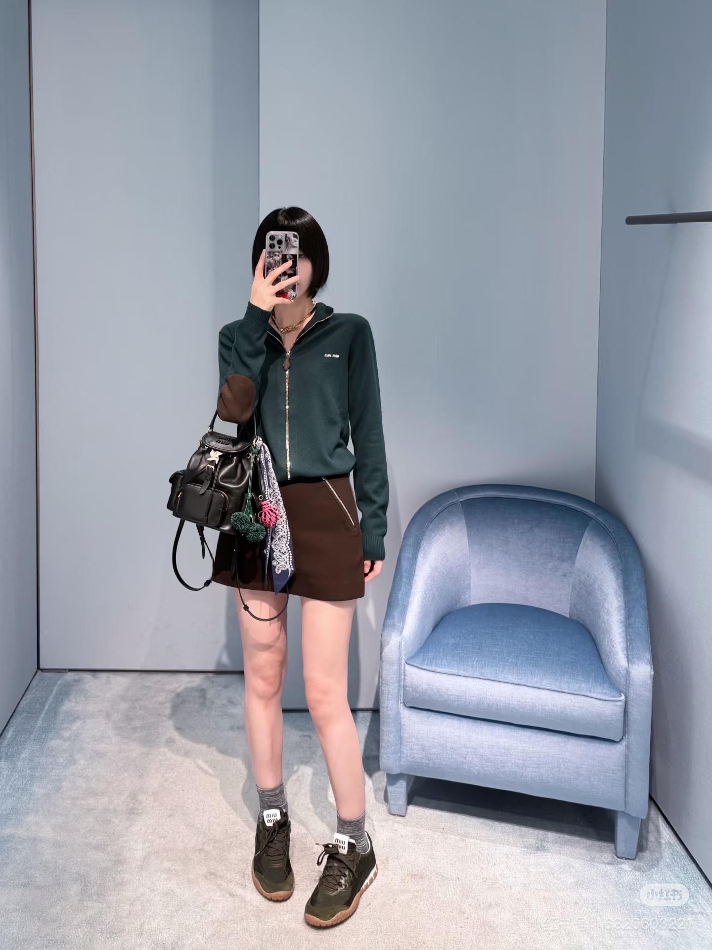 NO:536513,(Real Leather) MiuMi* 25Fw Early Autumn New Dark Green Zippered Stand-Link Wool Cardigan Original Development!  High-end production!  100% wool fabric, which feels soft and glutinous as clouds, and has both warmth and skin-friendly. It is elegant and high-end to wear in early autumn, and can also firmly support the texture when worn in late autumn. The stand-up zipper design is neat and retro, and the metal zipper and dark green cashmere form a sharp contrast. The exquisite MiuMiu brand logo on the chest is low-key to show your identity, and the splicing of genuine leather details on the elbows are even more ingenious, so you can easily grasp the high-end girlish feeling that is intertwined with retro and sweetness. Spot SML,,miumiu,alexander wang19860909（真皮） MiuMi* 25Fw早秋新款 墨绿色拉链立领羊毛开衫 原版开发！高版出品！采用百分百羊毛材质面料,触感软糯如云朵,保暖性与亲肤性兼具,早秋单穿优雅高级,深秋叠穿也能稳稳承托质感.立领拉链设计利落又复古,金属拉链与墨绿色羊绒形成鲜明对比,胸前精致的MiuMiu品牌标识低调彰显身份,肘部的拼接真皮细节更是暗藏巧思,轻松拿捏复古与甜酷交织的高级少女感.现货 SML,,miumiu,alexander wang,Women's clothing