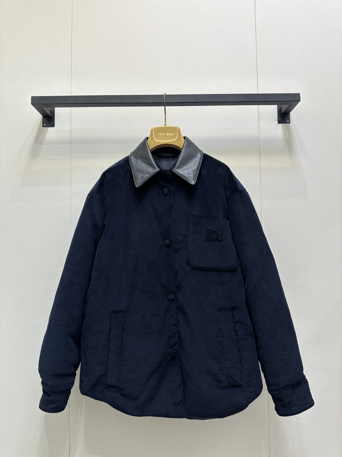 NO:536471,Miumi* 25Fw autumn and winter new style, leather collar, single-breasted loose, original development, high-end production!  Select retro texture corduroy fabric, soft and glutinous texture hides a casual tone; leather lapels collide with corduroy body, sweet contrast is full, single-breasted design and shoulder-falling tailoring release the lazy aura, the three-dimensional embroidered logo on the chest highlights the brand genes in the details. The loose style accommodates all kinds of figures, whether it is a sweet and cool girlish style in the inner skirt or a layered white T-to-play with retro street feeling, you can accurately hit the 'perverse and fashionable' style node. Identify my version. SML large-scale goods are available in stock, miumiu, skirts, alexander wang19860909Miumi* 25Fw秋冬新款 皮领落肩单排扣宽松 原版开发 高版出品！甄选复古质感的灯芯绒面料,软糯肌理里藏着随性腔调；皮质翻领碰撞灯芯绒衣身,甜酷反差感拉满,单排扣设计与落肩剪裁释放慵懒气场,胸前立体刺绣徽标于细节处彰显品牌基因.宽松版型包容各种身形,不管是内搭裙走甜酷少女风,还是叠穿白T配玩复古街头感,都能精准踩中“乖张又时髦”的风格节点 认准我家版本 现货发售SML大货实拍,,miumiu,skirts,alexander wang,Women's clothing