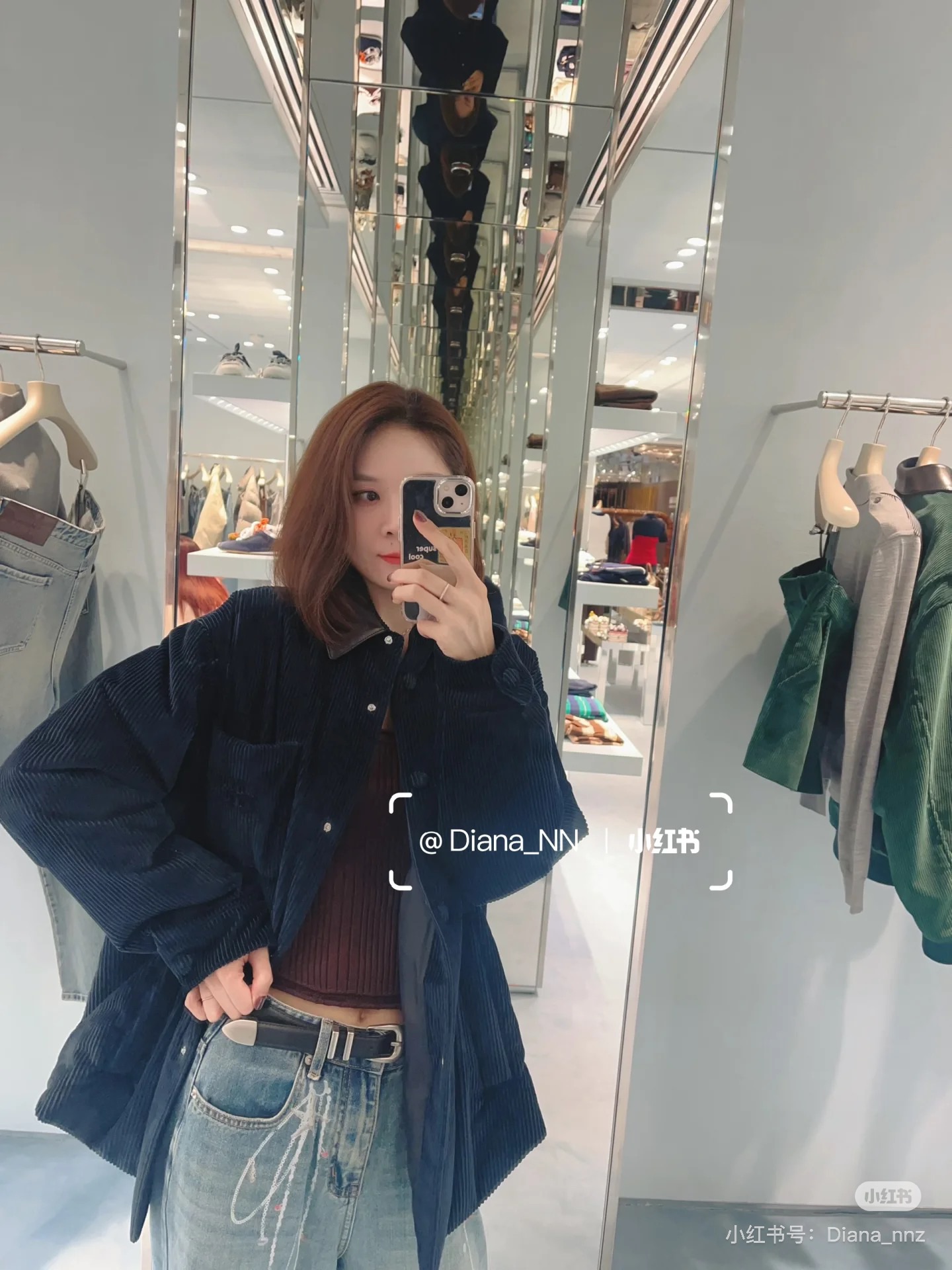 NO:536475,Miumi* 25Fw autumn and winter new style, leather collar, single-breasted loose, original development, high-end production!  Select retro texture corduroy fabric, soft and glutinous texture hides a casual tone; leather lapels collide with corduroy body, sweet contrast is full, single-breasted design and shoulder-falling tailoring release a lazy aura, the three-dimensional embroidered logo on the chest highlights the brand genes in the details. The loose style accommodates all kinds of figures, whether it is a sweet and cool girlish style in the inner skirt or a layered white T-to-play with retro street feel, you can accurately hit the 'perverse and fashionable' style node. Identify my version. SML is available in stock, miumiu, skirts, alexander wang19860909Miumi* 25Fw秋冬新款 皮领落肩单排扣宽松 原版开发 高版出品！甄选复古质感的灯芯绒面料,软糯肌理里藏着随性腔调；皮质翻领碰撞灯芯绒衣身,甜酷反差感拉满,单排扣设计与落肩剪裁释放慵懒气场,胸前立体刺绣徽标于细节处彰显品牌基因.宽松版型包容各种身形,不管是内搭裙走甜酷少女风,还是叠穿白T配玩复古街头感,都能精准踩中“乖张又时髦”的风格节点 认准我家版本 现货发售SML,,miumiu,skirts,alexander wang,Women's clothing