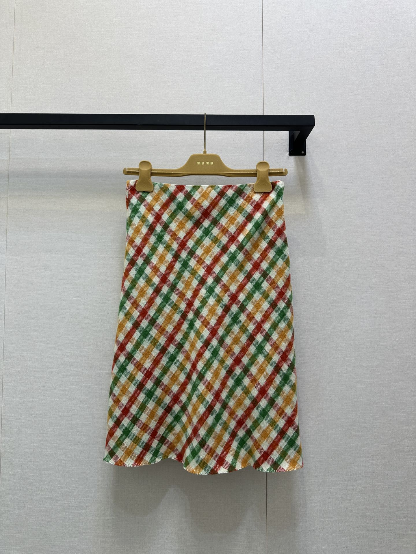 NO:536489,MiuMi* 25Fw autumn and winter new style show color plaid wool skirt丨Original development!  High-end production!  Wool-blend fabric is made of wool blended with warm red, green and orange plaids interwoven white base, and the oblique texture breaks the dullness; it echoes the design concept of 'practical and gorgeous symbiosis' on the show. Straight medium-length tailoring to modify the leg lines. From the purple turtleneck paired with the show to the pink T-shirt and lamb-wool jacket for daily layering, all of which can interpret a diverse style that combines retro plaid and contemporary sweetness and coolness, which is the finishing touch to light up the overall look in the autumn and winter shapes. S/M/L large-scale real-time photos on sale in stock, miumiu, skirts, jackets & coats,tees, t-shirt, alexander wang19860909MiuMi* 25Fw秋冬新款 秀款彩色格纹羊毛半身裙丨原版开发！高版出品！采用羊毛混纺面料,暖调红、绿、橙格纹交织白色基底,斜向纹理打破沉闷；呼应秀场“实用与华丽共生”的设计理念.直筒中长剪裁修饰腿部线条,从秀场搭配的紫色高领衫到日常叠穿的粉色T恤与羊羔毛外套,皆能演绎出兼具复古格韵与当代甜酷的多元风格,是秋冬造型中点亮整体的点睛之笔.现货发售S/M/L大货实拍,,miumiu,skirts,jackets & coats,tees，t-shirt,alexander wang,Women's clothing