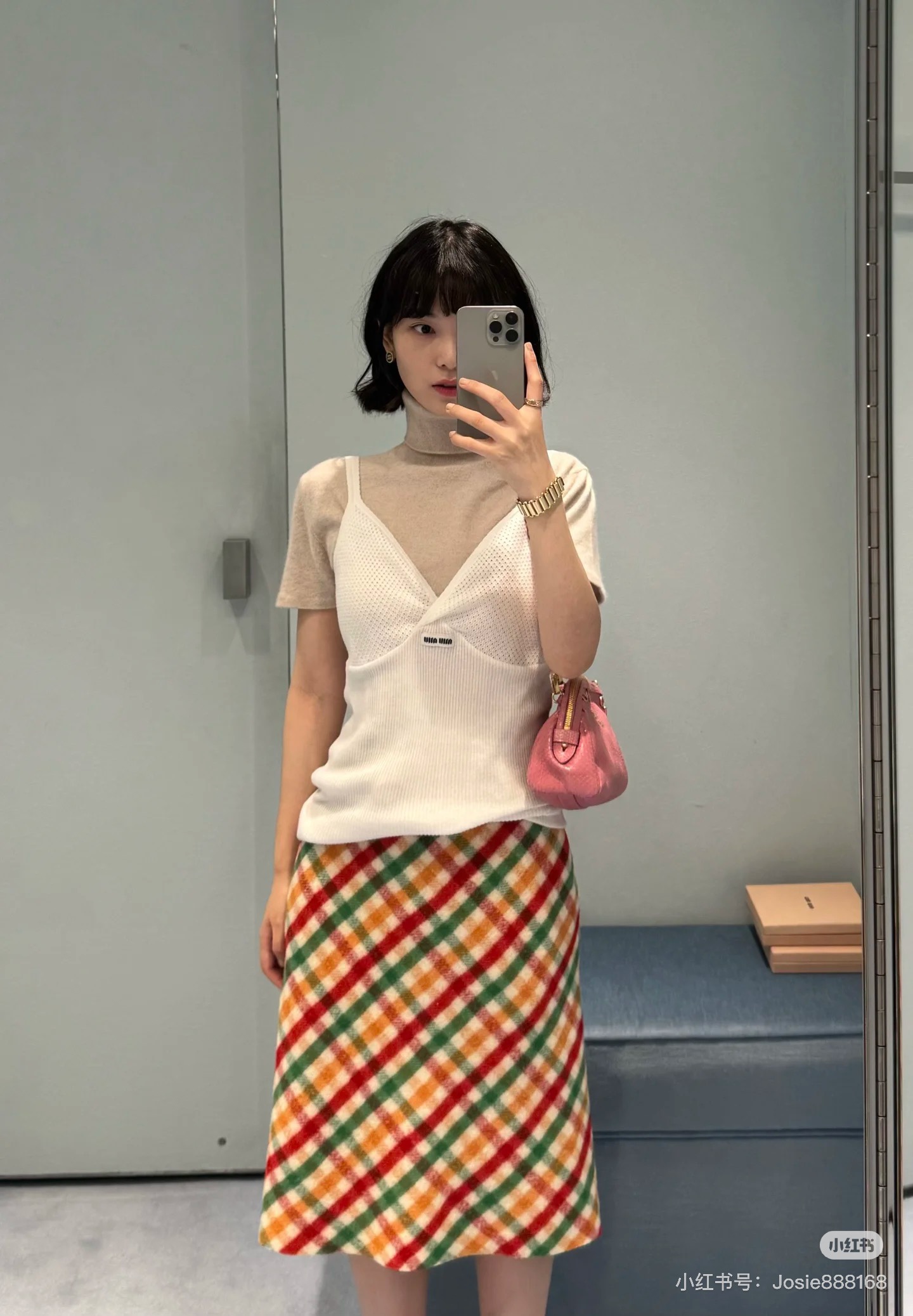 NO:536493,MiuMi* 25Fw autumn and winter new style show color plaid wool skirt丨Original development!  High-end production!  Wool-blend fabric is made of wool blended with warm red, green and orange plaid interwoven white base, and the oblique texture breaks the dullness; it echoes the design concept of 'practical and gorgeous symbiosis' on the show. Straight medium-length tailoring to modify the leg lines, from the purple turtleneck paired with the show to the pink T-shirt and lamb-wool jacket for daily layering, all of which can interpret a diverse style that combines retro plaid and contemporary sweetness and coolness, which is the finishing touch to illuminate the overall look in autumn and winter shapes. S/M/L on sale in stock, miumiu, skirts, jackets & coats,tees, t-shirt, alexander wang19860909MiuMi* 25Fw秋冬新款 秀款彩色格纹羊毛半身裙丨原版开发！高版出品！采用羊毛混纺面料,暖调红、绿、橙格纹交织白色基底,斜向纹理打破沉闷；呼应秀场“实用与华丽共生”的设计理念.直筒中长剪裁修饰腿部线条,从秀场搭配的紫色高领衫到日常叠穿的粉色T恤与羊羔毛外套,皆能演绎出兼具复古格韵与当代甜酷的多元风格,是秋冬造型中点亮整体的点睛之笔.现货发售S/M/L,,miumiu,skirts,jackets & coats,tees，t-shirt,alexander wang,Women's clothing