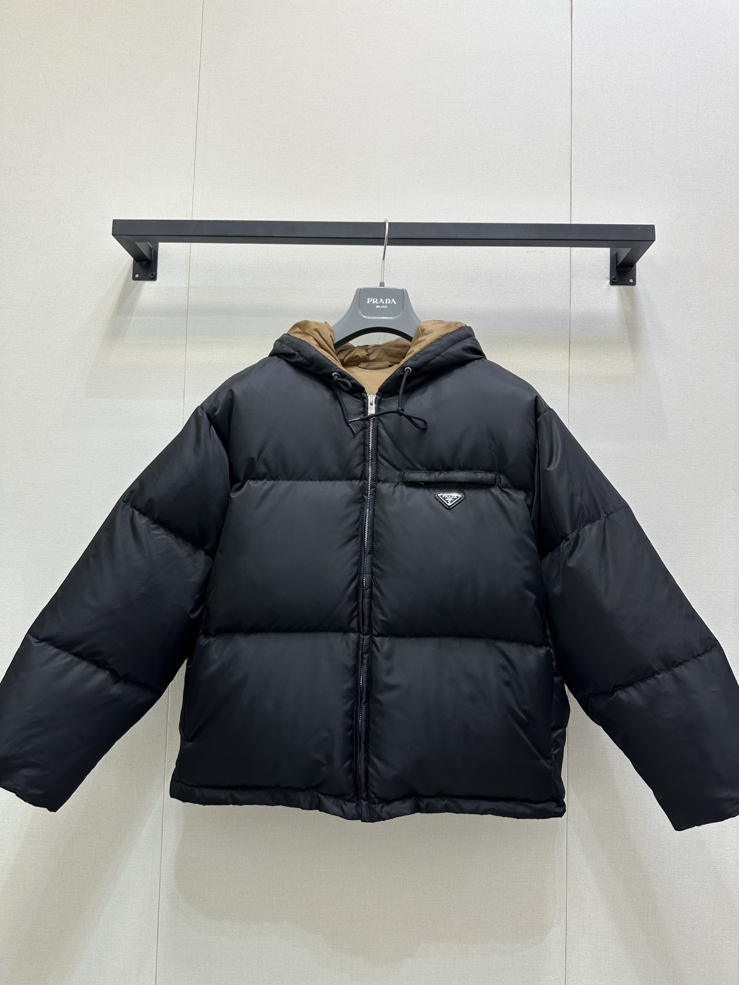 NO:536466,With dust bag Prad* 25FW autumn and winter new model, nylon triangle down jacket jacket丨Original development!  High-end production!  The brand's iconic recycled nylon fabric creates a silhouette, with a crisp texture and an environmentally friendly core. The black main tone is a timeless high-end background color, and the caramel and brown lining inside forms a contrasting color layer. The possibility of wearing multiple clothes to wear is expanded - you can wear knitted cardigans in the inner to make a refined commuter style, and you can also layer short sweaters to play with a cool waist-exposed feeling, and even a plaid skirt can balance sweetness. S/M/L large-scale goods are available in stock, prada, skirts, jackets & coats, sweaters, down jacket, alexander wang19860909配防尘袋 Prad* 25FW秋冬新款 尼龙三角标羽绒服外套丨原版开发！高版出品！以品牌标志性的再生尼龙面料打造廓形,挺括质感兼具环保内核,黑色主调是永不过时的高级底色,内里焦糖棕衬里形成撞色层次,一衣多穿的搭配可能性就此展开——可内搭针织开衫走精致通勤风,也能叠穿短款毛衣玩露腰潮酷感,甚至配格纹半裙都能平衡甜飒.现货发售S/M/L大货实拍,,prada,skirts,jackets & coats,sweaters,down jacket,alexander wang,Women's clothing