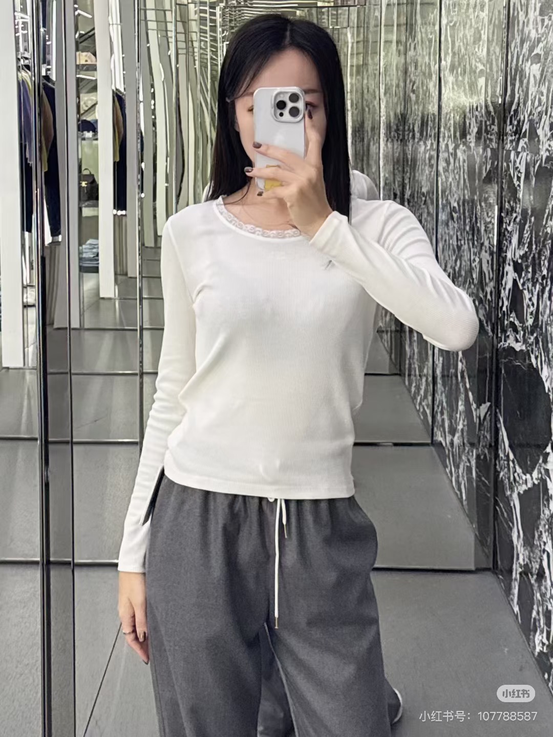 NO:536503,(Long Sleeve) Celin* 25 new model white spliced ​​lace long sleeves Original development!  High-end production!  The embroidery logo of Arc de Triomphe is so beautiful!  You can wear it alone or as a base. It is super inclusive and must-have for matching autumn and winter. S/M/L is available in stock, celine, alexander wang19860909（长袖）Celin* 25新款 白色拼接蕾丝花边长袖 原版开发！高版出品！凯旋门刺绣logo美爆了！单穿或者作为打底都可以.包容性超级强 秋冬做搭配必备小单品.现货发售S/M/L,,celine,alexander wang,Women's clothing