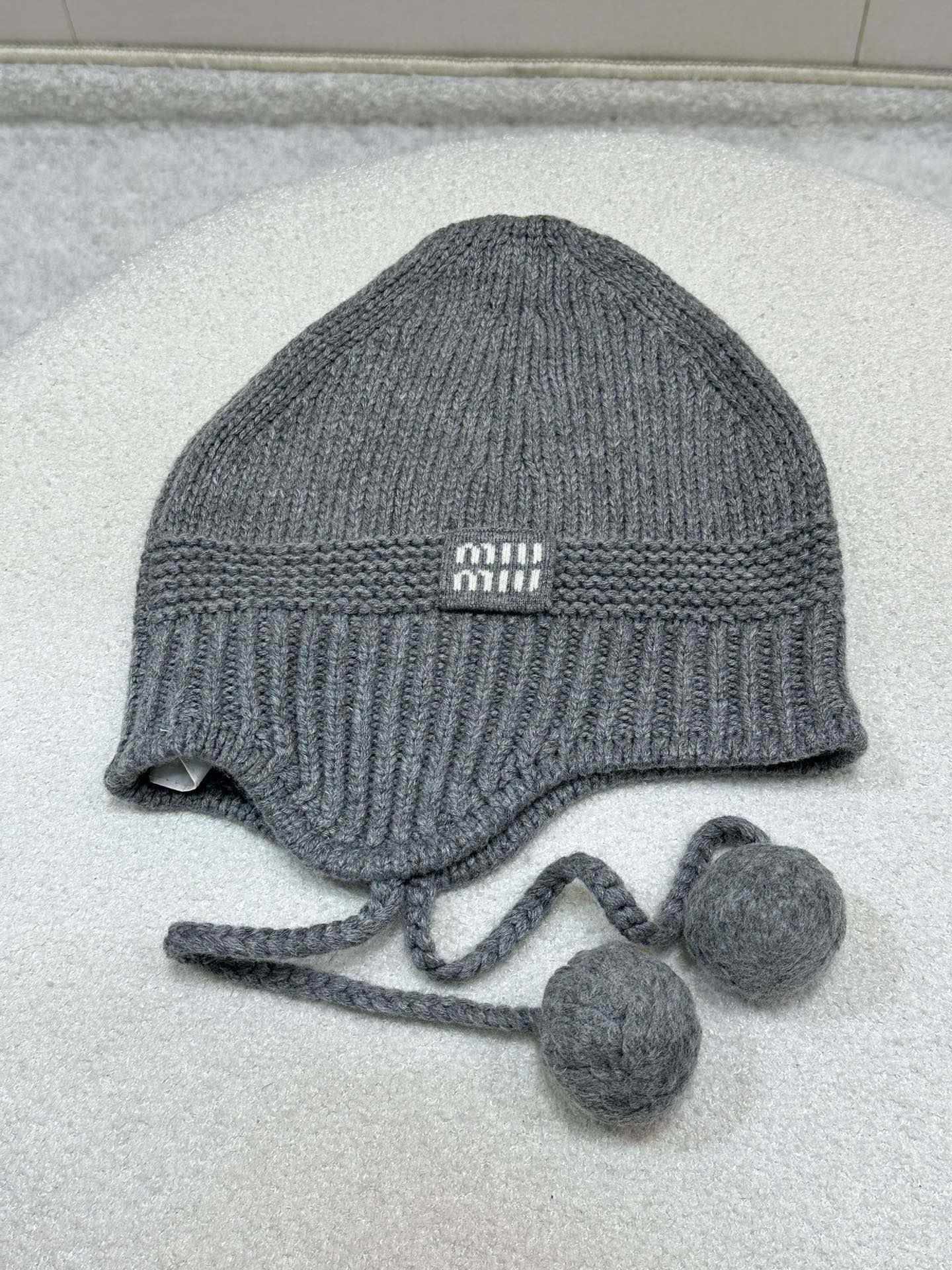NO:544621,Miu's new must-have ball cap for winter is here! It comes in 3 colors. It is very warm and has a winter atmosphere. It has thickness and is very warm! In winter, your head will not get cold due to the wind! The cashmere fabric feels soft, elastic and comfortable, and it is not easy to fall off or strangle your head when worn. A matching tool that fashionistas cannot miss, the concave shape is both warm and warm! Wool nylon fabric is huge and versatile, classic color, perfect for matching clothes.  It is stretchy and comfortable, and will not fall off easily or strangle your head when worn. Popular items at the counters, miumiu, hats, alexander wang19860909Miu新品入冬必备的球球帽来了!3个色系都有出 暖呼呼的格外有冬日氛围有厚度,很暖! 冬天脑瓜不会吹风受凉啦! 羊绒面料手感柔软,弹力舒适,戴起来不易掉也不勒头 时髦精们不能错过的搭配神器,凹造型保暖兼备!羊毛尼面料 巨巨巨百搭,经典色系,搭配衣服绝了 弹力舒适,戴起来不易掉也不勒头.专柜同步爆款,,miumiu,hats,alexander wang,Women's clothing
