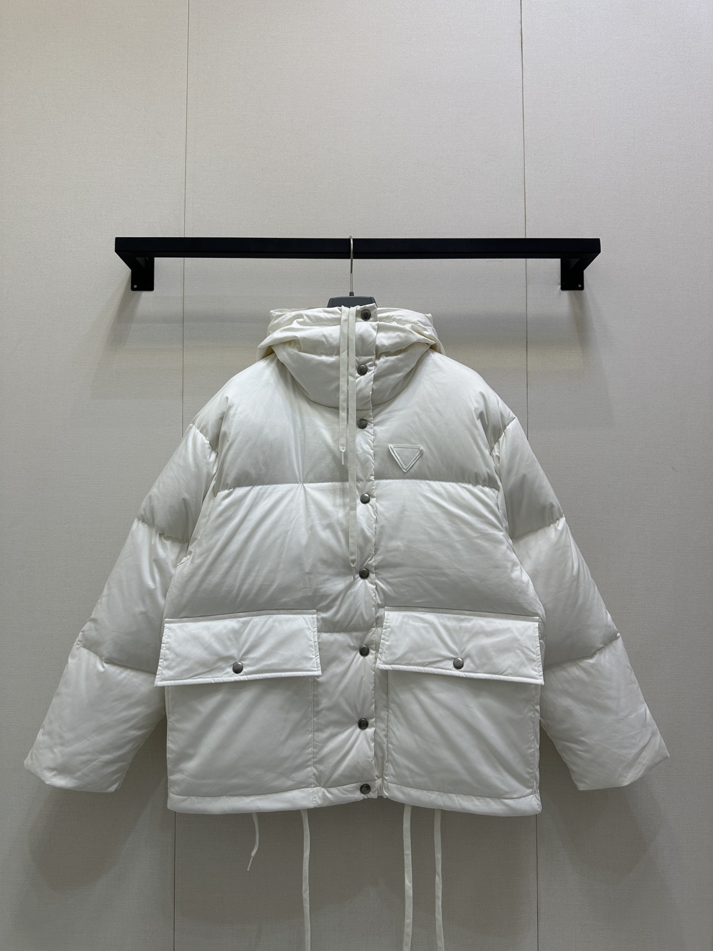 NO:544586,With dust bag Prad* 25Fw autumn and winter new style, triangle logo white hooded down jacket丨Exclusive yb development!  High-end production!  The brand's iconic Re-Nylon recycled nylon fabric (purified from marine recycling plastics), combines waterproof functionality and soft matte texture, and the off-white tone makes it look cleaner and more advanced in the autumn and winter wardrobe; 70 gooseberry is filled with plump and fluffy, hooded and drawstring can be adjusted and tight, and the hem drawstring is free to control the silhouette; the double-sided large patch pockets combine tooling practicality and visual layering, and it is convenient and fashionable to store items on a daily basis. Identify my version of S/M/L large-scale goods, real photos, prada, down jacket, hats, alexander wang19860909配防尘袋Prad* 25Fw秋冬新款 三角徽标白色连帽羽绒服丨独家yb开发！高版出品！采用品牌标志性的 Re-Nylon 再生尼龙面料（由海洋回收塑料净化再生而成）,兼具防水功能性与柔和哑光质感,米白色调在秋冬衣橱中更显干净高级；70鹅绒填充饱满蓬松,连帽带抽绳可调节松紧,下摆抽绳自由控制廓形；双侧大贴袋兼具工装实用性与视觉层次感,日常出行随手置物便利又时髦.认准我家版本现货发售S/M/L大货实拍,,prada,down jacket,hats,alexander wang,Women's clothing