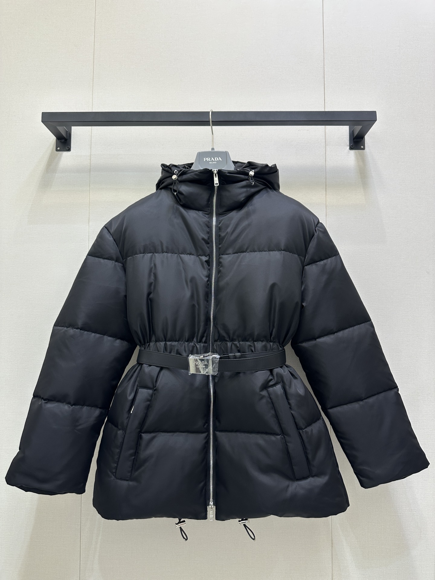 NO:544574,With dust bag Prad* 25Fw autumn and winter new style Ant waist series waist down jacket jacket丨Original development!  High-end production!  Recycled nylon fabric is paired with a removable belt, and the iconic accessory metal belt and hooded down jacket adds a new style. The inner part is filled with the soft goose down lining of the national standard 90 to give warm care. The body is made of innovative Re-Nylon recycled nylon fabric purified from marine plastic recycling. The elastic belt harness hem highlights the waistline, and the buckle on the side of the collar adds a highlight of the design!  S/M/L large-scale real-time photos, prada, jackets & coats, down jacket, hats, alexander wang19860909配防尘袋Prad* 25Fw秋冬新款 蚂蚁腰系列收腰羽绒服外套丨原版开发！高版出品！ 再生尼龙面料搭配可拆卸腰带 以标志性配饰金属腰带 连帽式羽绒外套平添新颖格调.内里填充国标90柔软的鹅绒加衬给予温暖呵护,衣身采用提纯自海洋塑料回收物的创新性Re-Nylon再生尼龙面料,弹力带束绳下摆彰显腰部线条,衣领旁开扣平添设计亮点！现货发售S/M/L大货实拍,,prada,jackets & coats,down jacket,hats,alexander wang,Women's clothing