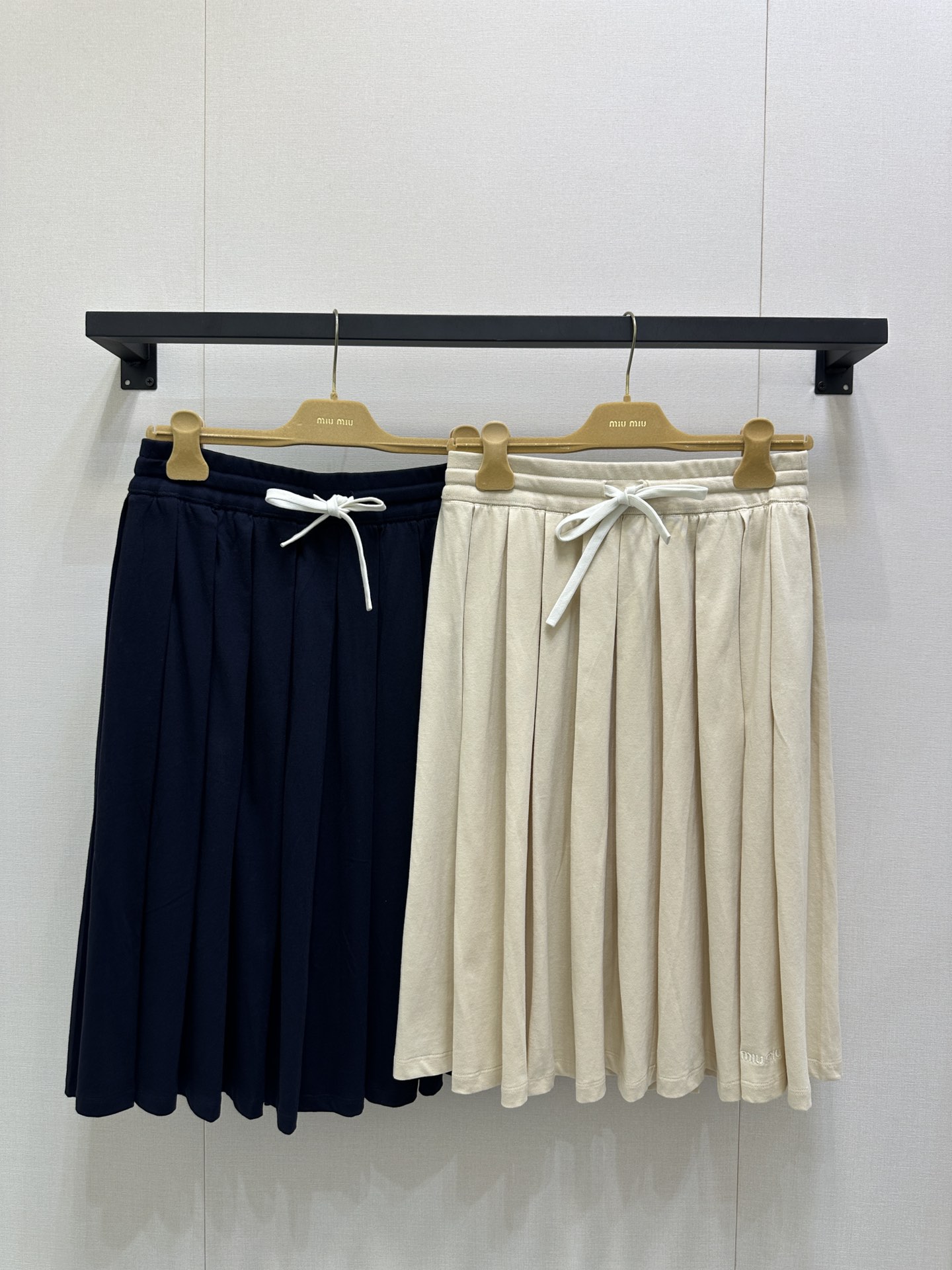 NO:544628,Miumi*25FW early autumn new drawstring strap embroidered letter pleated midskirt | Original development! High-end production! Customized cotton material, a skirt with super large materials, exquisite pleats and pleats, very good drape, logo embroidered letter pattern on the hem of the skirt, highlighting the charm of the brand ~ layered and single wear are easy to control! Perfect workmanship quality depends on details. Spot 2 colors SML large-scale real shot, miumiu, skirts, alexander wang19860909Miumi*25FW早秋新款抽绳绑带刺绣字母百褶中裙| 原版开发!高版出品!定制棉材质,一条裙子超大用料,褶位和褶量精致,垂感非常好,裙身下摆徽标刺绣字母图案,彰显品牌魅力定位~叠穿单穿都是轻松驾驭!完美做工品质看细节.现货2色SML大货实拍,,miumiu,skirts,alexander wang,Women's clothing