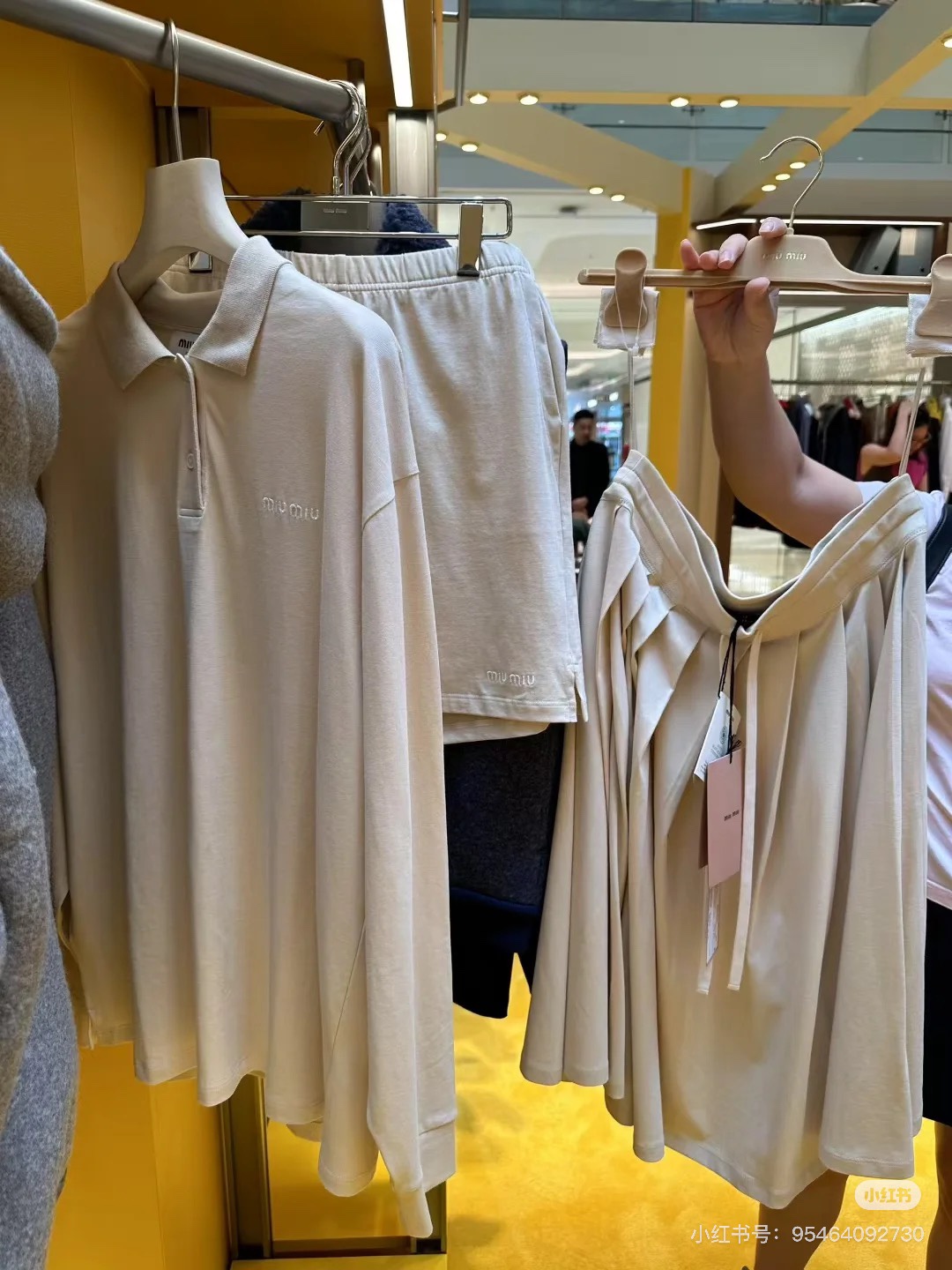 NO:544631,Miumi*25FW early autumn new drawstring strap embroidered letter pleated midskirt | Original development! High-end production! Customized cotton material, a skirt with super large materials, exquisite pleats and pleats, very good drape, logo embroidered letter pattern on the hem of the skirt, highlighting the charm of the brand ~ layered and single wear are easy to control! Perfect workmanship quality depends on details. Spot 2 colors SML, miumiu, skirts, alexander wang19860909Miumi*25FW早秋新款抽绳绑带刺绣字母百褶中裙| 原版开发!高版出品!定制棉材质,一条裙子超大用料,褶位和褶量精致,垂感非常好,裙身下摆徽标刺绣字母图案,彰显品牌魅力定位~叠穿单穿都是轻松驾驭!完美做工品质看细节.现货2色SML,,miumiu,skirts,alexander wang,Women's clothing