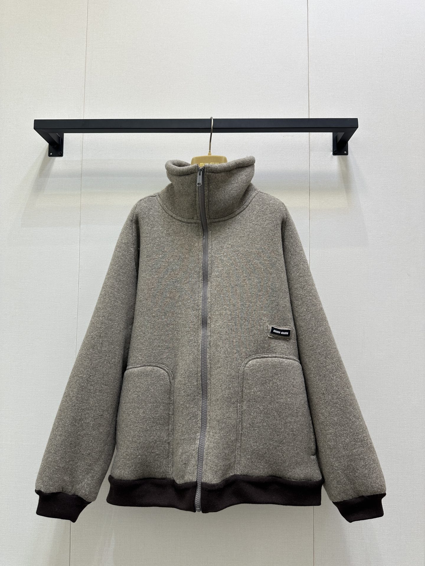 NO:545809,Miumi* 25Fw early autumn new style soft silhouette lamb fur coat丨Original development!  High-end production!  Warm colors, with gentle filters, fluffy inside, warm and healing~ Paired with pink clothes and plaid skirts, the sweet and cool feeling is directly filled with, the autumn and winter atmosphere is here, whoever wears them looks good, it is a perfect weapon to go out and attract attention. SML large-scale real shots, miumiu, skirts, jackets & coats, alexander wang19860909Miumi* 25Fw早秋新款 软乎乎廓形羊羔毛外套丨原版开发！高版出品！暖呼呼的颜色,自带温柔滤镜,内里毛绒绒的,保暖又治愈～搭配粉衣和格纹裙,甜酷感直接拉满,秋冬氛围感这不就有了,谁穿谁好看,妥妥的出街吸睛利器现货SML大货实拍,,miumiu,skirts,jackets & coats,alexander wang,Women's clothing