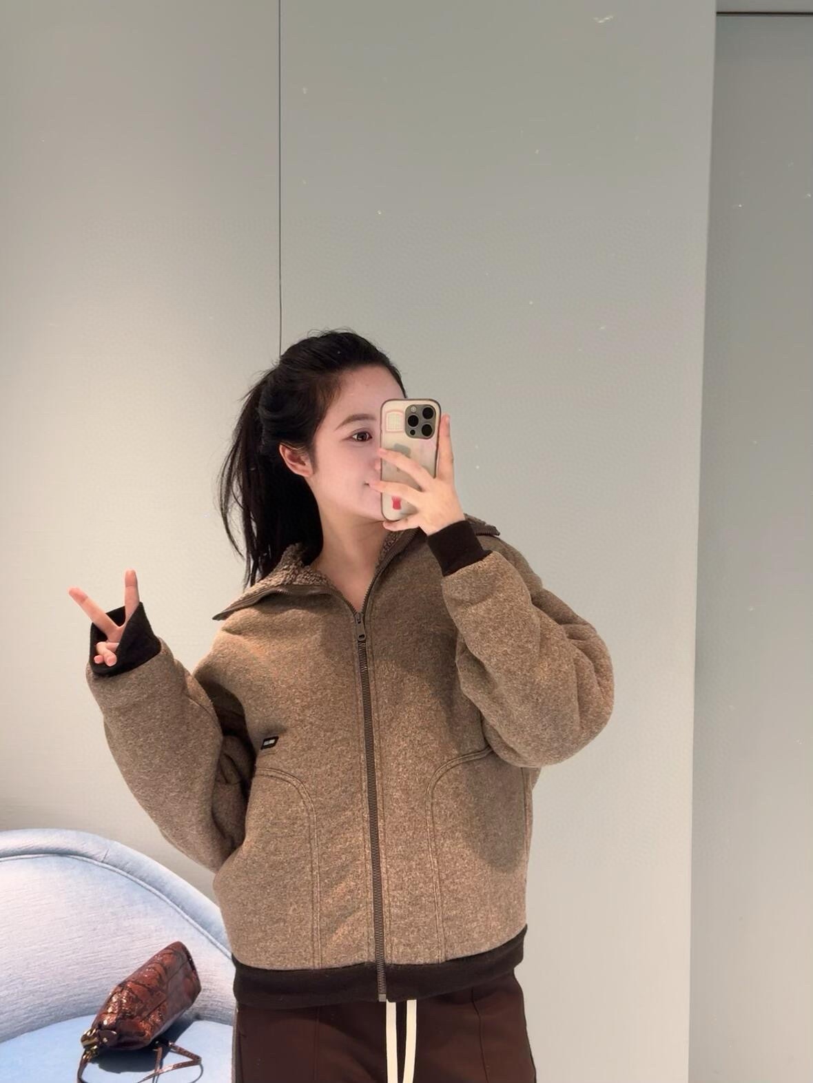 NO:545816,Miumi* 25Fw early autumn new style soft silhouette lamb fur coat丨Original development!  High-end production!  Warm colors, with gentle filters, fluffy inside, warm and healing~ Paired with pink clothes and plaid skirts, the sweet and cool feeling is directly filled with, the autumn and winter atmosphere is here, whoever wears it looks good, it is a perfect weapon to attract attention on the street, SML, miumiu, skirts, jackets & coats, alexander wang19860909Miumi* 25Fw早秋新款 软乎乎廓形羊羔毛外套丨原版开发！高版出品！暖呼呼的颜色,自带温柔滤镜,内里毛绒绒的,保暖又治愈～搭配粉衣和格纹裙,甜酷感直接拉满,秋冬氛围感这不就有了,谁穿谁好看,妥妥的出街吸睛利器现货SML,,miumiu,skirts,jackets & coats,alexander wang,Women's clothing