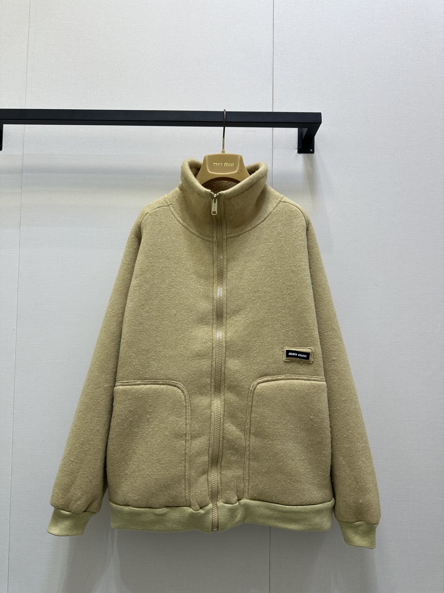 NO:545824,Miumi* 25Fw early autumn new style soft silhouette lamb fur coat丨Original development!  High-end production!  Warm colors, with gentle filters, fluffy inside, warm and healing~ Paired with pink clothes and plaid skirts, the sweet and cool feeling is directly filled with, the autumn and winter atmosphere is here, whoever wears them looks good, it is a perfect weapon to go out and attract attention. SML large-scale real shots, miumiu, skirts, jackets & coats, alexander wang19860909Miumi* 25Fw早秋新款 软乎乎廓形羊羔毛外套丨原版开发！高版出品！暖呼呼的颜色,自带温柔滤镜,内里毛绒绒的,保暖又治愈～搭配粉衣和格纹裙,甜酷感直接拉满,秋冬氛围感这不就有了,谁穿谁好看,妥妥的出街吸睛利器现货SML大货实拍,,miumiu,skirts,jackets & coats,alexander wang,Women's clothing