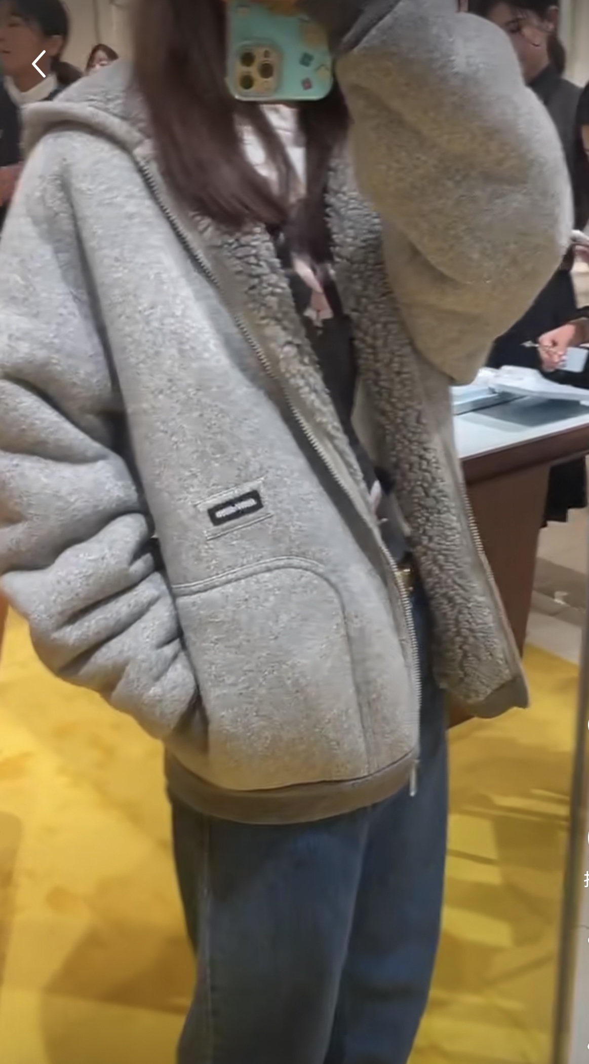 NO:546700,Miumi* 25Fw early autumn new style soft silhouette lamb fur hooded jacket丨Original development!  High-end production!  Warm colors, with gentle filters, fluffy inside, warm and healing~ Paired with pink clothes and plaid skirts, the sweet and cool feeling is directly filled with, the autumn and winter atmosphere is here, whoever wears it looks good, it is a perfect weapon to attract attention on the street, SML, miumiu, skirts, jackets & coats, hats, alexander wang19860909Miumi* 25Fw早秋新款 软乎乎廓形羊羔毛连帽外套丨原版开发！高版出品！暖呼呼的颜色,自带温柔滤镜,内里毛绒绒的,保暖又治愈～搭配粉衣和格纹裙,甜酷感直接拉满,秋冬氛围感这不就有了,谁穿谁好看,妥妥的出街吸睛利器现货SML,,miumiu,skirts,jackets & coats,hats,alexander wang,Women's clothing