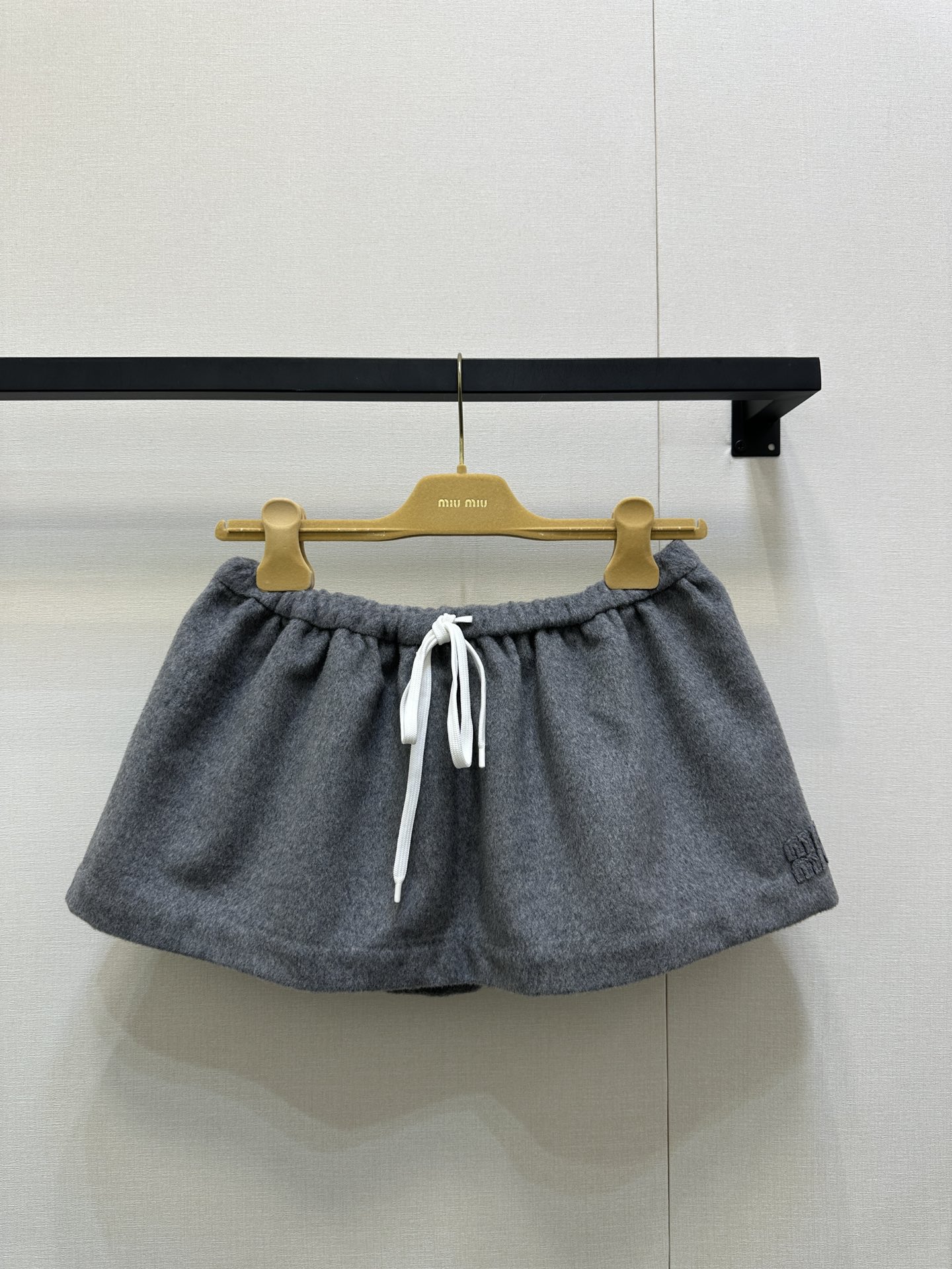 NO:545854,(skirt) Miumiu 25SS autumn and winter new style, letter patch wool zipper jacket, skirt, original development, high-end product, low-key, noble, not ostentatious, versatile high-end gray suit This gray is so amazing~ simple and textured, the brand logo in the details is very exquisite, the style is loose and not picky, the texture is full, and the daily matching is very good, it is easy to create a high-end feeling, the same style for men and women, recommended a set of matching, SML products are sold in stock,,miumiu, skirts, jackets & coats, jackets & coats, alexander wang19860909（半裙） Miumiu 25SS秋冬新款 字母贴布绵羊毛拉链夹克外套 半裙 原版开发 高版本出品 低调贵气不张扬百搭高级灰套装 这款灰色太绝啦～简约又有质感,细节处的品牌标识很精致,版型宽松不挑人,质感拉满,日常搭配白T就很出片 轻松打造出高级感,男女同款认准我家版本推荐一套搭配 现货发售SML大货实拍,,miumiu,skirts,jackets & coats,jackets & coats,alexander wang,Women's clothing