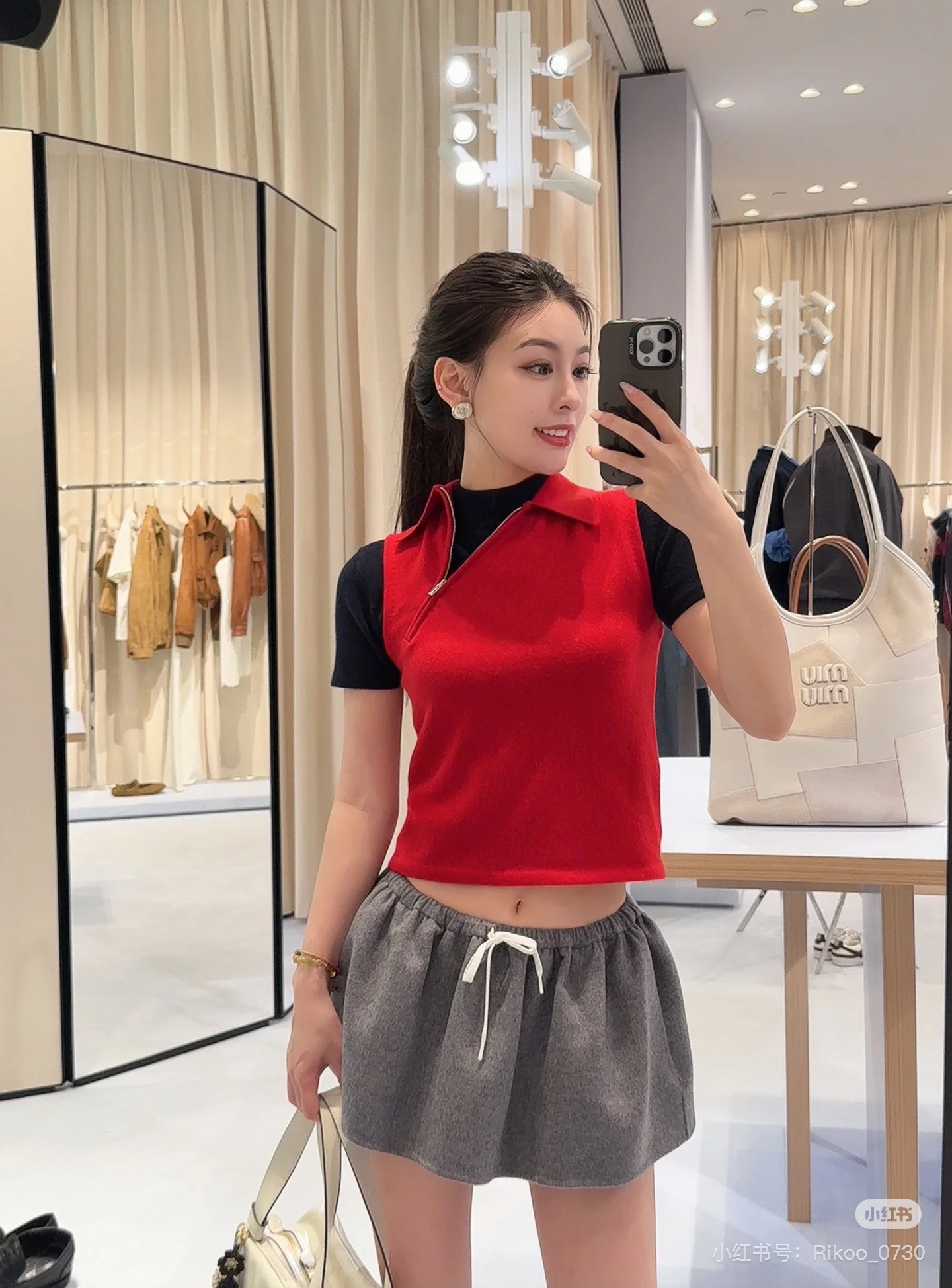 NO:545862,(skirt) Miumiu 25SS autumn and winter new style, letter patch wool zipper jacket, skirt, original development, high-end product, low-key, noble, not ostentatious, versatile high-end gray suit This gray is so amazing~ simple and textured, the brand logo in the details is very exquisite, the style is loose and not picky, the texture is full, and the daily matching is very good, it is easy to create a high-end feeling, the same style for men and women, recommended a set of matching, SML is available in stock,,miumiu, skirts, jackets & coats, jackets & coats, alexander wang19860909（半裙） Miumiu 25SS秋冬新款 字母贴布绵羊毛拉链夹克外套 半裙 原版开发 高版本出品 低调贵气不张扬百搭高级灰套装 这款灰色太绝啦～简约又有质感,细节处的品牌标识很精致,版型宽松不挑人,质感拉满,日常搭配白T就很出片 轻松打造出高级感,男女同款认准我家版本推荐一套搭配 现货发售SML,,miumiu,skirts,jackets & coats,jackets & coats,alexander wang,Women's clothing