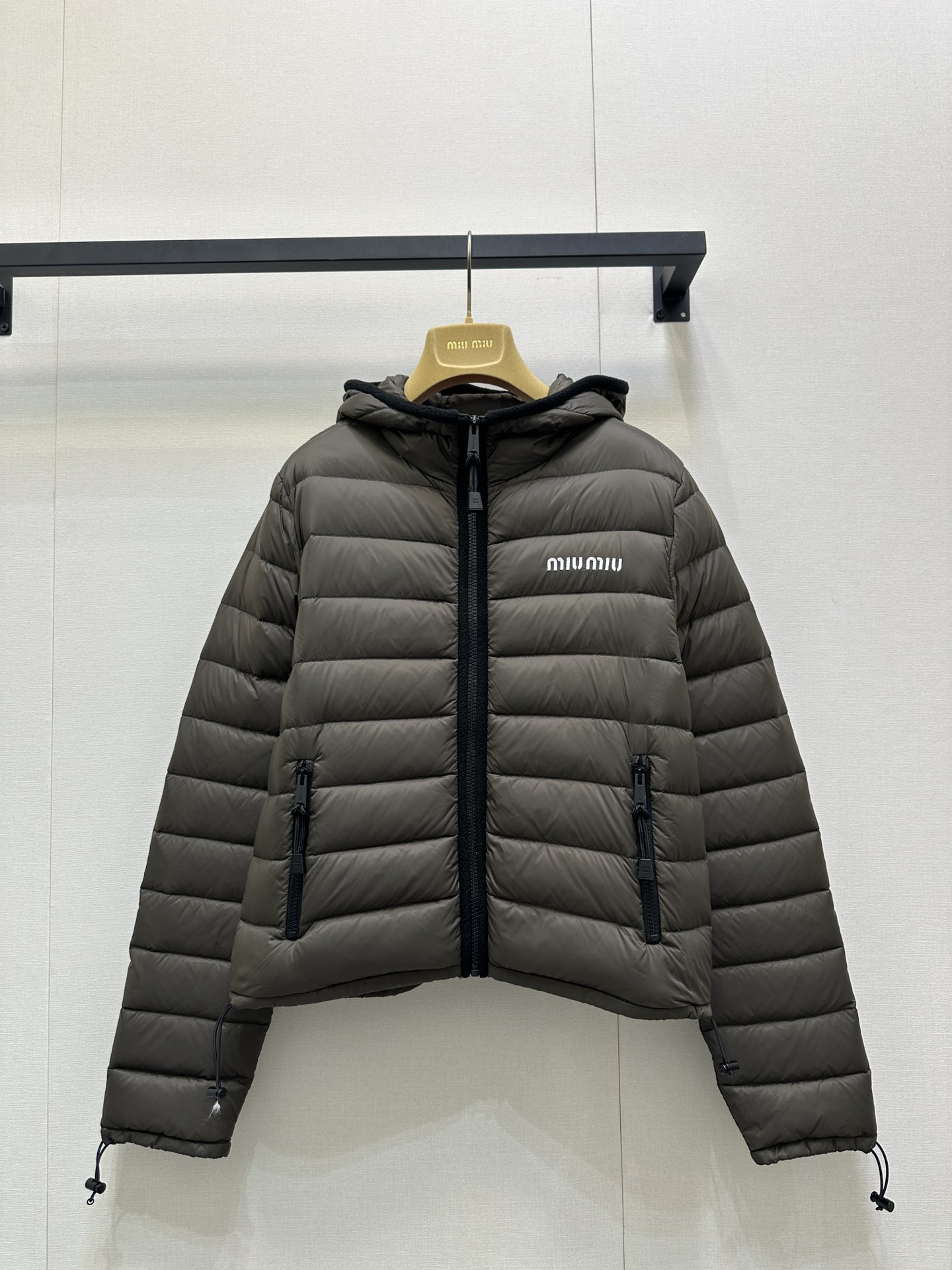 NO:545870,With dust bag Miumi* 25Fw autumn and winter new style, logo embroidered thin hooded down jacket jacket丨Original development!  High-end production!  Filled with the new national standard 90 white gooseberry, and the bread stick grid is filled with full!  The inner fillings have undergone strict selection process, and their fluffy and resilience are extremely superior, and the cold resistance is unquestionable!  The upper body is extremely wrapped!  Big recommendation!  Spot SML real-time photos, miumiu, jackets & coats, down jacket, hats, alexander wang19860909配防尘袋Miumi* 25Fw秋冬新款 徽标刺绣轻薄款连帽羽绒服外套丨原版开发！高版出品！填充新国标90白鹅绒,面包条格都被填充的满满当当！内里填充物均经过严格的挑选工序,其蓬松感与与回弹性都极为优越,御寒性能更是毋庸置疑！上身包裹性绝绝子！重磅推荐！现货SML大货实拍,,miumiu,jackets & coats,down jacket,hats,alexander wang,Women's clothing