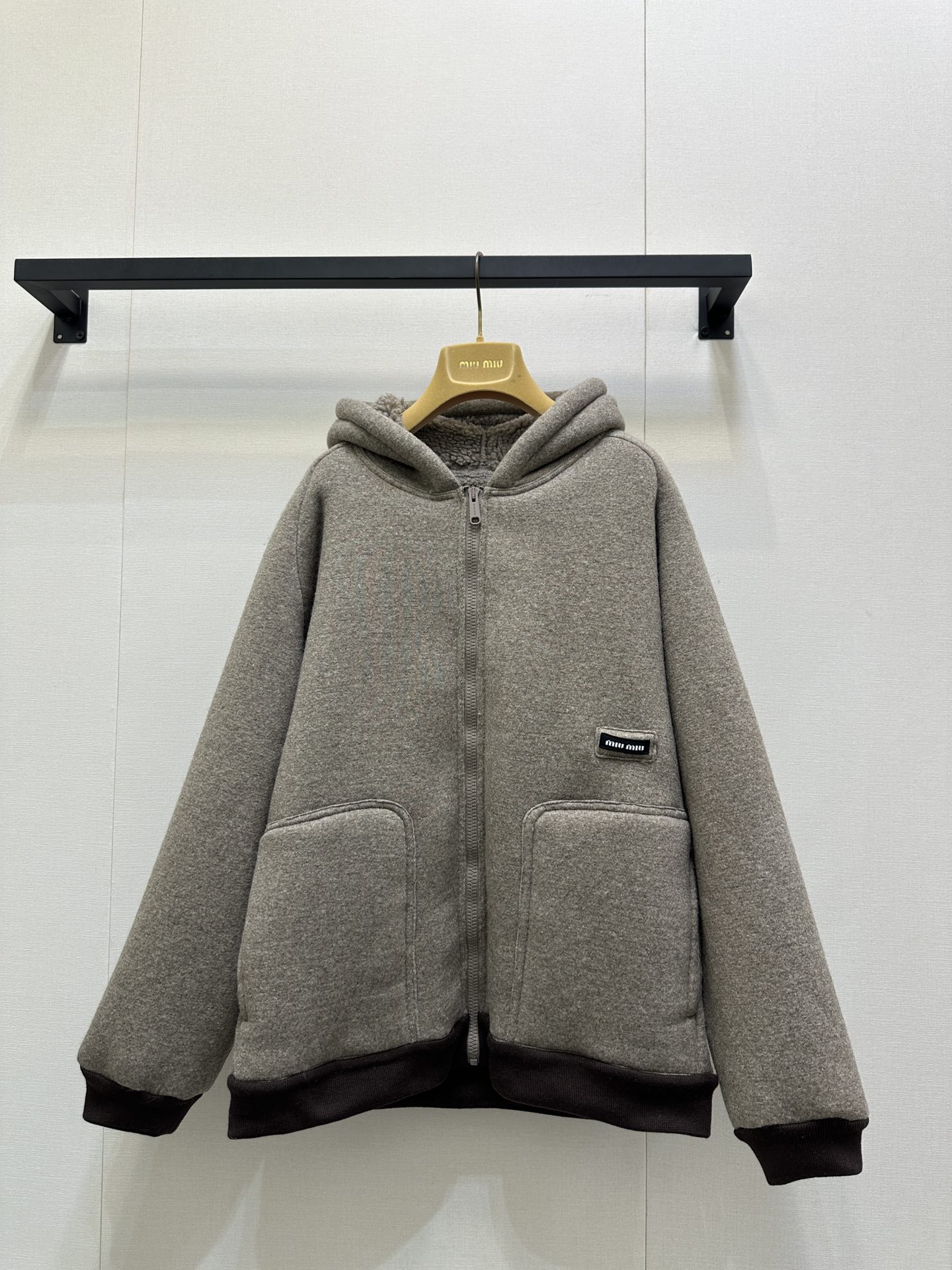 NO:546694,Miumi* 25Fw early autumn new style soft silhouette lamb fur hooded jacket丨Original development!  High-end production!  Warm colors, with gentle filters, fluffy inside, warm and healing~ Paired with pink clothes and plaid skirts, the sweet and cool feeling is directly filled with, the autumn and winter atmosphere is here, whoever wears them looks good, it is a perfect weapon to go out and attract attention. SML large-scale real shots, miumiu, skirts, jackets & coats, hats, alexander wang19860909Miumi* 25Fw早秋新款 软乎乎廓形羊羔毛连帽外套丨原版开发！高版出品！暖呼呼的颜色,自带温柔滤镜,内里毛绒绒的,保暖又治愈～搭配粉衣和格纹裙,甜酷感直接拉满,秋冬氛围感这不就有了,谁穿谁好看,妥妥的出街吸睛利器现货SML大货实拍,,miumiu,skirts,jackets & coats,hats,alexander wang,Women's clothing