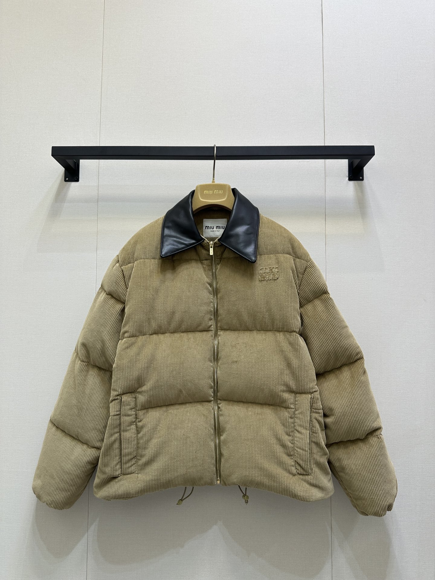 NO:546682,With dust bag MiuMi* 25Fw autumn and winter new corduroy punctuated cowhide down jacket jacket丨Original development!  High-end production!  Selected retro brown corduroy fabric, vertical texture has a texture of time, and delicate layers are shaved in the light; the splicing design of black real cowhide leather lapels injects cool edge into the whole, which is the finishing touch of the style switching between sweet girls and cool girls. The silhouette is oversize fluffy, which can not only accommodate various inner wear, but also create a casual and unrestrained winter style with a relaxed feeling of 'bread suit'. Spot SML real shot, miumiu, versace, jackets & coats, down jacket, cowhide, alexander wang19860909配防尘袋 MiuMi* 25Fw秋冬新款 灯芯绒拼真牛皮领羽绒服外套丨原版开发！高版出品！甄选复古棕调灯芯绒面料,竖纹肌理自带岁月质感,在光线中晕染出细腻的层次；黑色真牛皮革翻领的拼接设计,为整体注入酷感锋芒,是甜妹与酷姐风格切换的点睛之笔.廓形上采用oversize蓬松剪裁,既能包容各种内搭,又以“面包服”式的松弛感,营造出随性不羁的冬日造型感.现货 SML大货实拍,,miumiu,versace,jackets & coats,down jacket,cowhide,alexander wang,Women's clothing