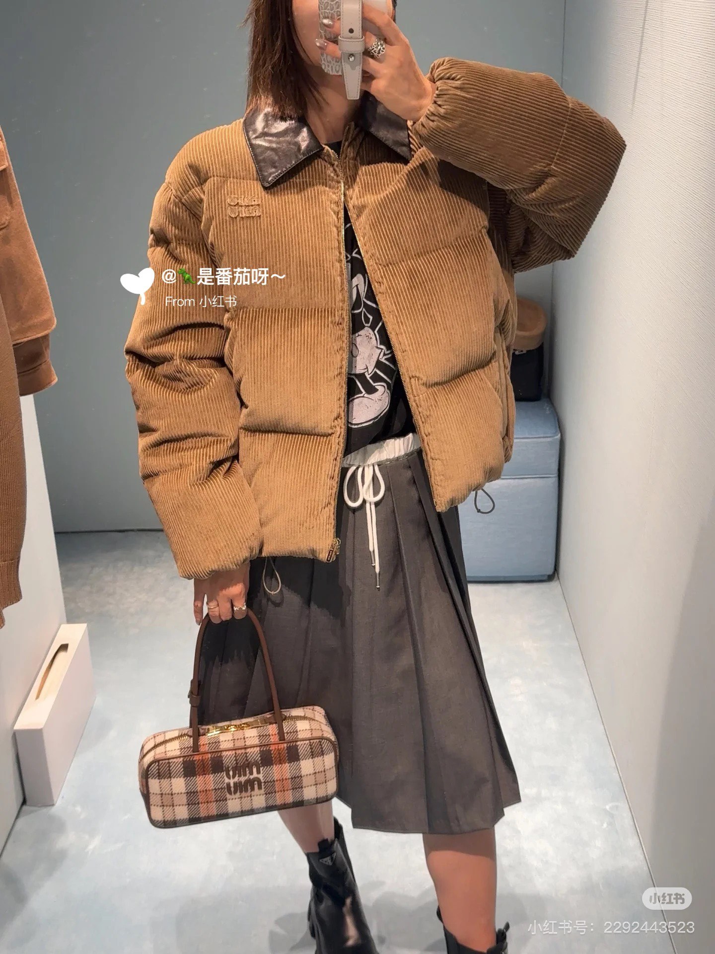 NO:546689,MiuMi* 25Fw autumn and winter new corduroy punctuated real cowhide down jacket | Original development!  High-end production!  Selected retro brown corduroy fabric, vertical texture has a texture of time, and delicate layers are smudged in the light; the splicing design of black real cowhide lapels injects cool edge into the whole, which is the finishing touch of the style switching between sweet girls and cool girls. The silhouette is oversize fluffy tailored, which not only accommodates various inner wear, but also uses the slack feeling of 'bread suit' to create a casual and unrestrained winter style. Spot SML,,miumiu,versace,jackets & coats,down jacket,cowhide,alexander wang19860909MiuMi* 25Fw秋冬新款 灯芯绒拼真牛皮领羽绒服外套丨原版开发！高版出品！甄选复古棕调灯芯绒面料,竖纹肌理自带岁月质感,在光线中晕染出细腻的层次；黑色真牛皮革翻领的拼接设计,为整体注入酷感锋芒,是甜妹与酷姐风格切换的点睛之笔.廓形上采用oversize蓬松剪裁,既能包容各种内搭,又以“面包服”式的松弛感,营造出随性不羁的冬日造型感.现货 SML,,miumiu,versace,jackets & coats,down jacket,cowhide,alexander wang,Women's clothing