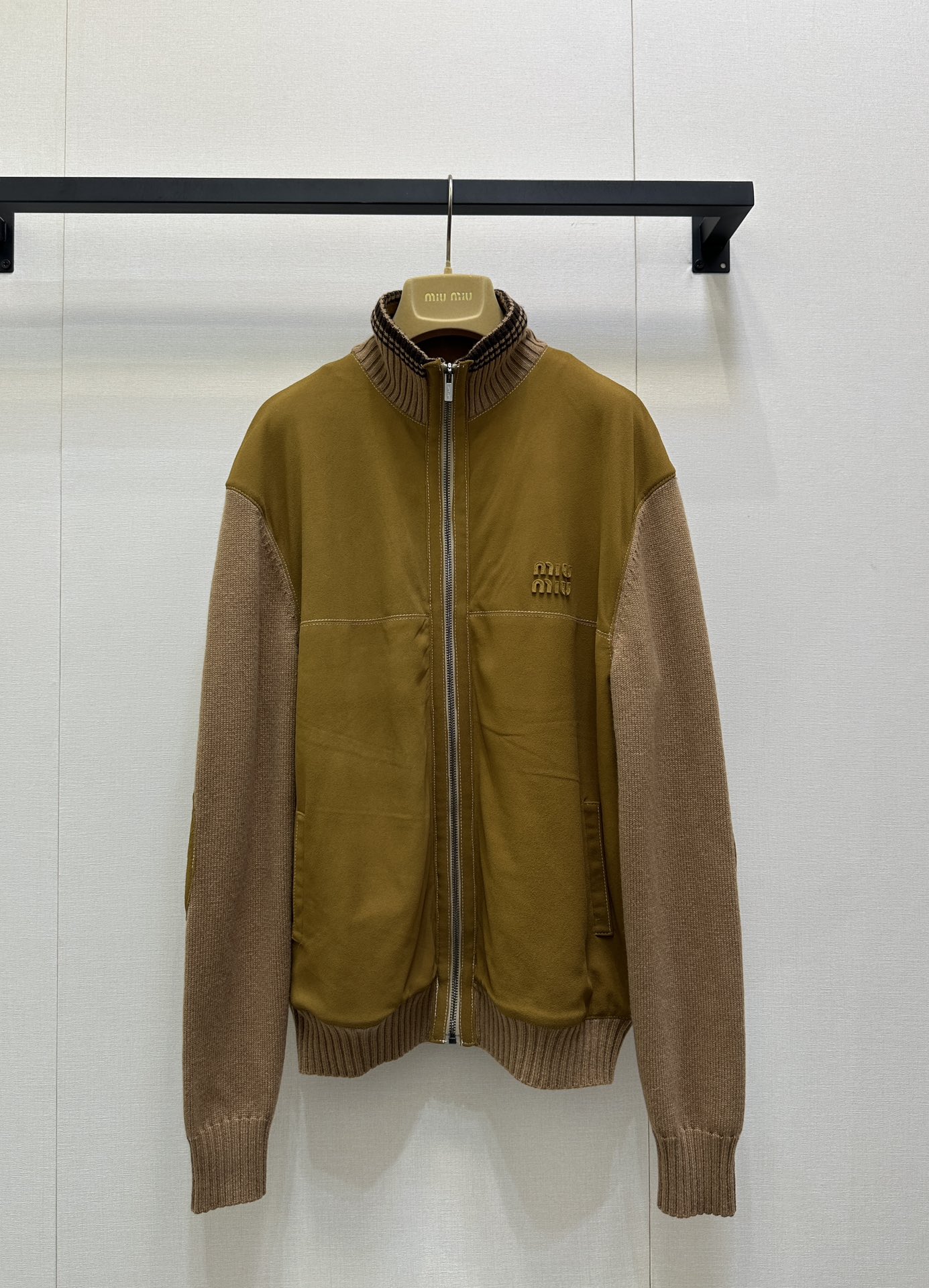NO:546692,MiuMiu25FW autumn and winter new suede spliced ​​knitted jacket jacket original development and high-end production This jacket is amazing!  Suede jacket looks so beautiful!  Sheep leather, first sheep wool, full of comfort, overall, warm brown-yellow, with different shades of brown-yellow splicing, rich and harmonious layers. The knitted neckline, cuffs and hem have a gentle texture, and it is also very suitable for the body. Zipper design The brand logo on the chest is exquisite and eye-catching, highlighting the brand style. Whether it is paired with casual pants to create a casual and daily feeling, or a skirt with a sweet and cool style, it is very suitable, and it can easily become the highlight of the outfit~ the same style for men and women. Identify my version and I will sell SML large-scale products in stock, miumiu, skirts, jackets & coats, jackets & coats, chamois leather, alexander wang19860909MiuMiu25FW秋冬新款 麂皮拼接针织夹克外套 原版开发 高版本出品 这款外套太绝啦！麂皮外套 泰好看啦！羊质皮革 初剪羊毛上身舒适感十足 整体是暖调棕黄色系,不同深浅的棕黄拼接,层次丰富又和谐.针织领口、袖口和下摆,自带温柔质感,还很贴合身形 拉链设计 胸前的品牌标识精致醒目,彰显品牌格调.无论是搭配休闲裤打造随性日常感,还是配半裙走甜酷风,都很合适,轻松成为穿搭亮点～男女同款 认准我家版本现货发售SML大货实拍,,miumiu,skirts,jackets & coats,jackets & coats,chamois leather,alexander wang,Women's clothing