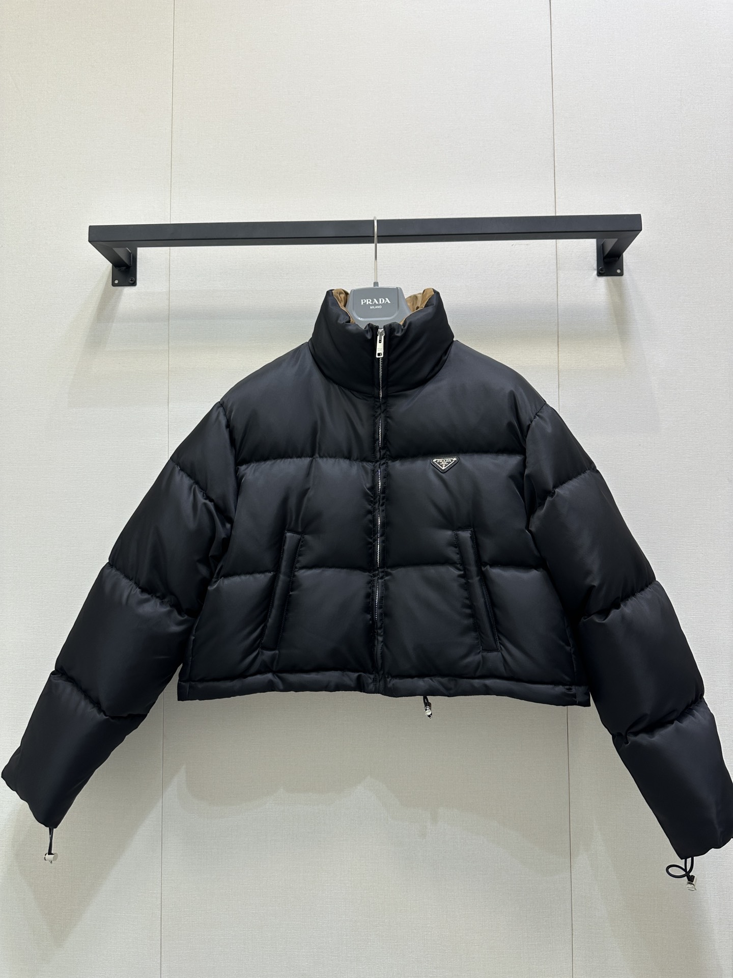 NO:546653,With dust bag Prad*25FW autumn and winter new style, stand-up collar zipper down jacket | Exclusive yb development!  High-end production!  The original customized technology fabric has a great texture, full of youth, it is so high-end and beautiful, age-reducing and handsome girlish style, the short style is casually matched, the national standard 90 white gooseberry filler, lightweight, warm and comfortable, S/M/L large-scale real-time photos, prada, jackets & coats, down jacket, alexander wang19860909配防尘袋 Prad*25FW秋冬新款 立领拉链羽绒服外套丨独家yb开发！高版出品！原版定制科技面料质感超赞 青春感拉满 实在太高级又好看啦 减龄帅气少女风 短款版型随性搭配超时髦 国标90白鹅绒填充 轻盈保暖又舒适 现货发售S/M/L大货实拍,,prada,jackets & coats,down jacket,alexander wang,Women's clothing