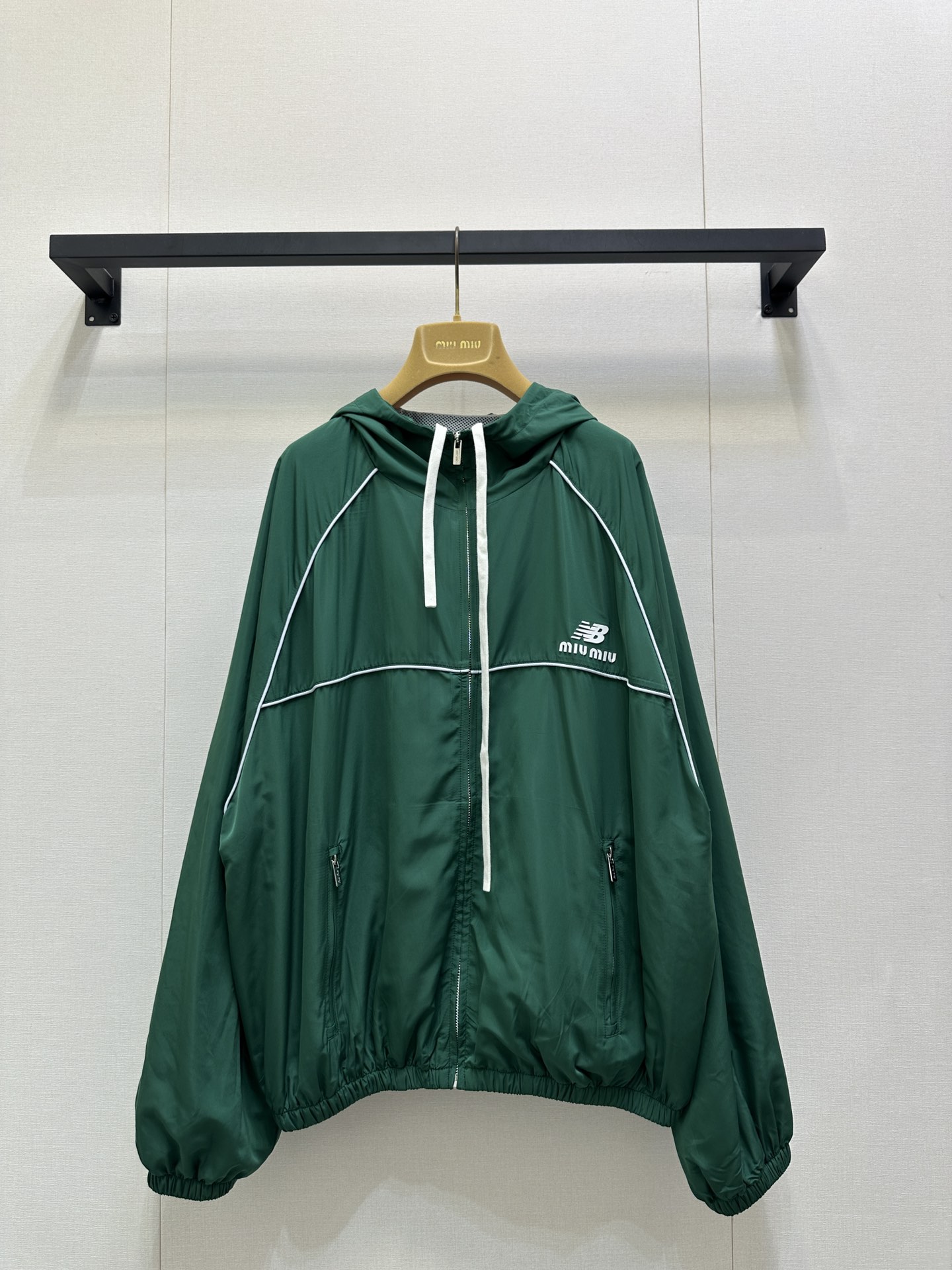 NO:546705,Miu Miu and New Balance 25FW early autumn joint tennis series Contrast color splicing hooded jacket jacket Original development High-end production This series is so eye-catching~ Contrast color windproof jacket blends sports function style and high fashion sense just right. The color splicing is very visually tense. Brand logo and joint details are hidden in the design. The collision of sports trend and light luxury texture. This style is really good to wear. The same style for men and women. Who wears it and who looks good in the series~ Identify my version. SML large-scale products are available in stock. Miumiu, jackets & coats, jackets & coats, hats, alexander wang19860909Miu Miu 与 New Balance 25FW早秋联名款网球系列 撞色拼接连帽夹克外套 原版开发 高版本出品 这个系列太吸睛了～撞色防风外套把运动机能风与高级时装感融合得恰到好处 色彩拼接极具视觉张力 品牌标识和联名细节暗藏在设计里 运动潮酷与轻奢质感的碰撞 这款这么穿真的很出片 男女同款 谁穿谁好看系列～认准我家版本 现货发售SML大货实拍,,miumiu,jackets & coats,jackets & coats,hats,alexander wang,Women's clothing