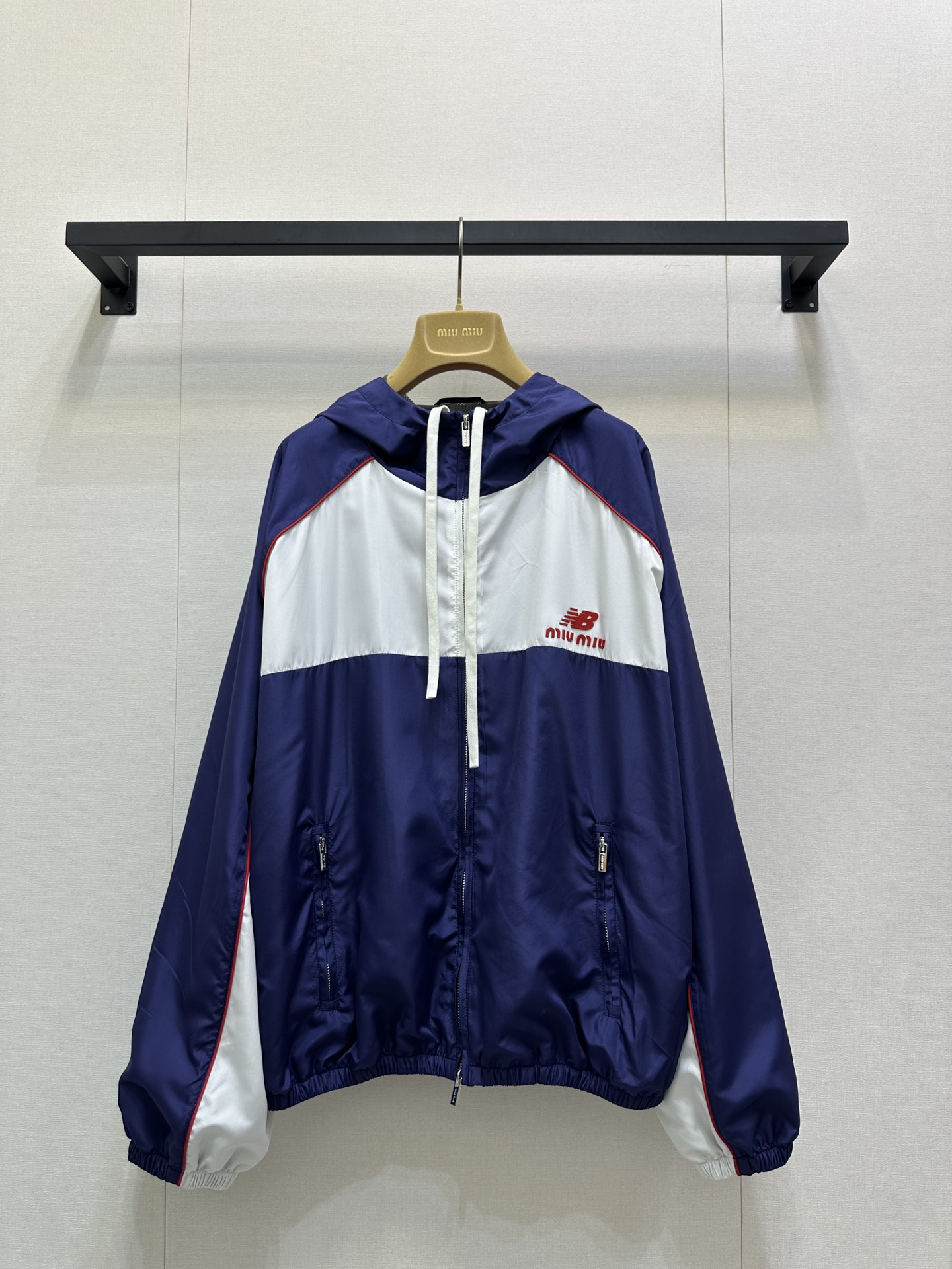 NO:546715,Miu Miu and New Balance 25FW early autumn joint tennis series Contrast color splicing hooded jacket jacket Original development High-end production This series is so eye-catching~ Contrast color windproof jacket blends sports function style and high fashion sense just right. The color splicing is very visually tense. Brand logo and joint details are hidden in the design. The collision of sports trend and light luxury texture. This style is really good to wear. The same style for men and women. Who wears it and who looks good in the series~ Identify my version. SML large-scale products are available in stock. Miumiu, jackets & coats, jackets & coats, hats, alexander wang19860909Miu Miu 与 New Balance 25FW早秋联名款网球系列 撞色拼接连帽夹克外套 原版开发 高版本出品 这个系列太吸睛了～撞色防风外套把运动机能风与高级时装感融合得恰到好处 色彩拼接极具视觉张力 品牌标识和联名细节暗藏在设计里 运动潮酷与轻奢质感的碰撞 这款这么穿真的很出片 男女同款 谁穿谁好看系列～认准我家版本 现货发售SML大货实拍,,miumiu,jackets & coats,jackets & coats,hats,alexander wang,Women's clothing